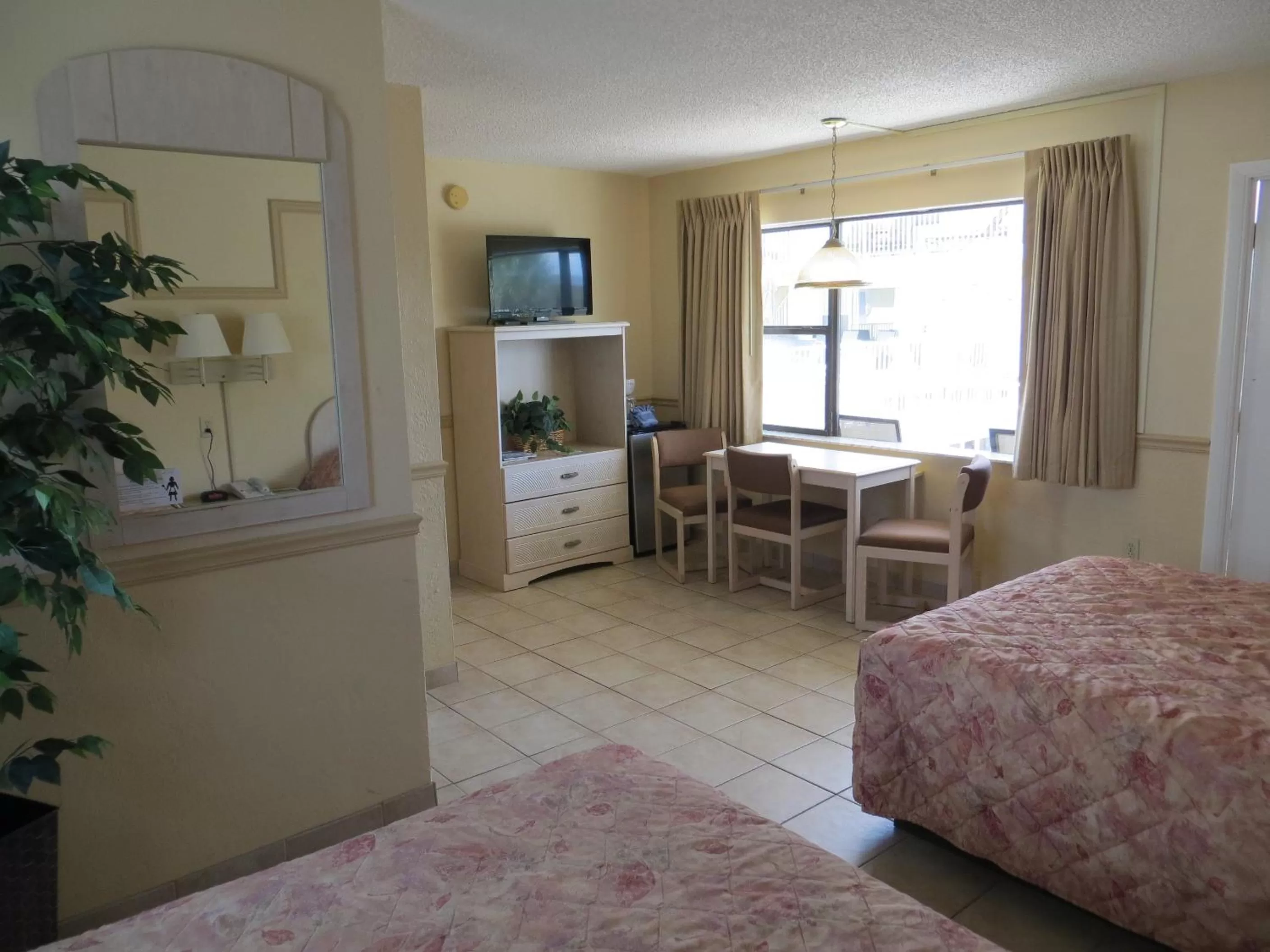 Dining area, Bed in Sand Castle Motel