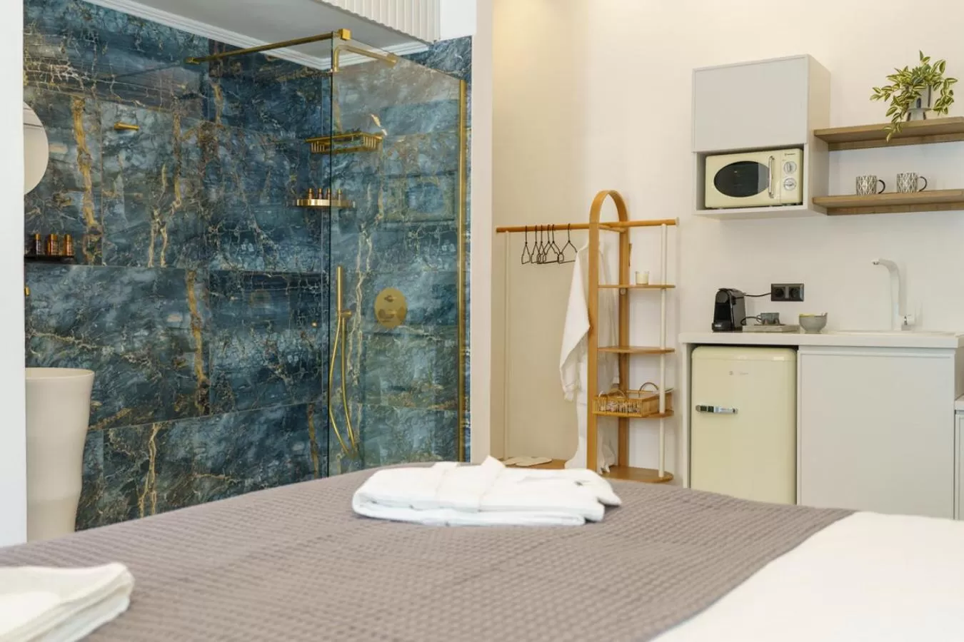 Bed in La Vie Hydra Luxury Suites