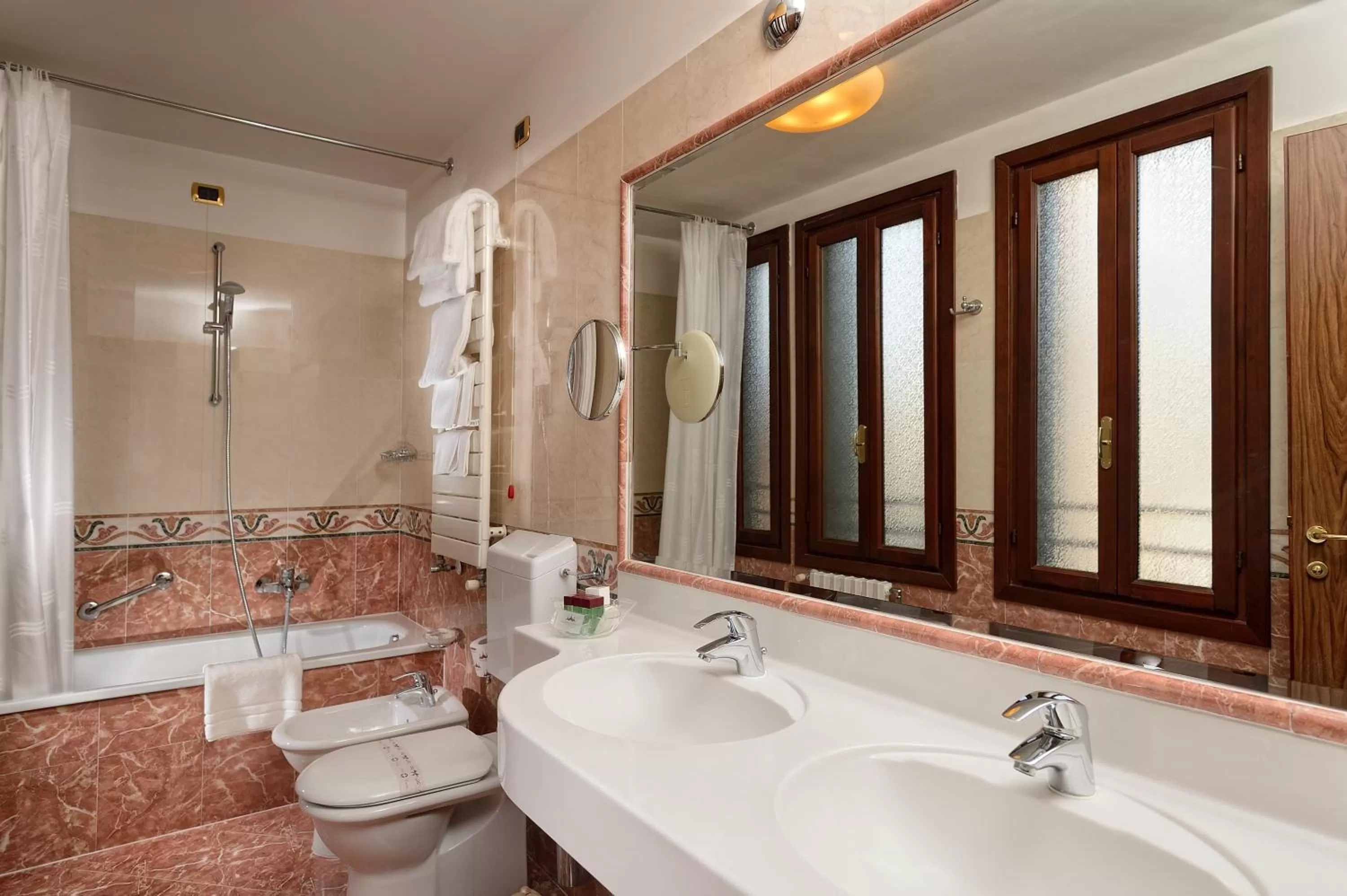 Bathroom in Albergo Cavalletto & Doge Orseolo