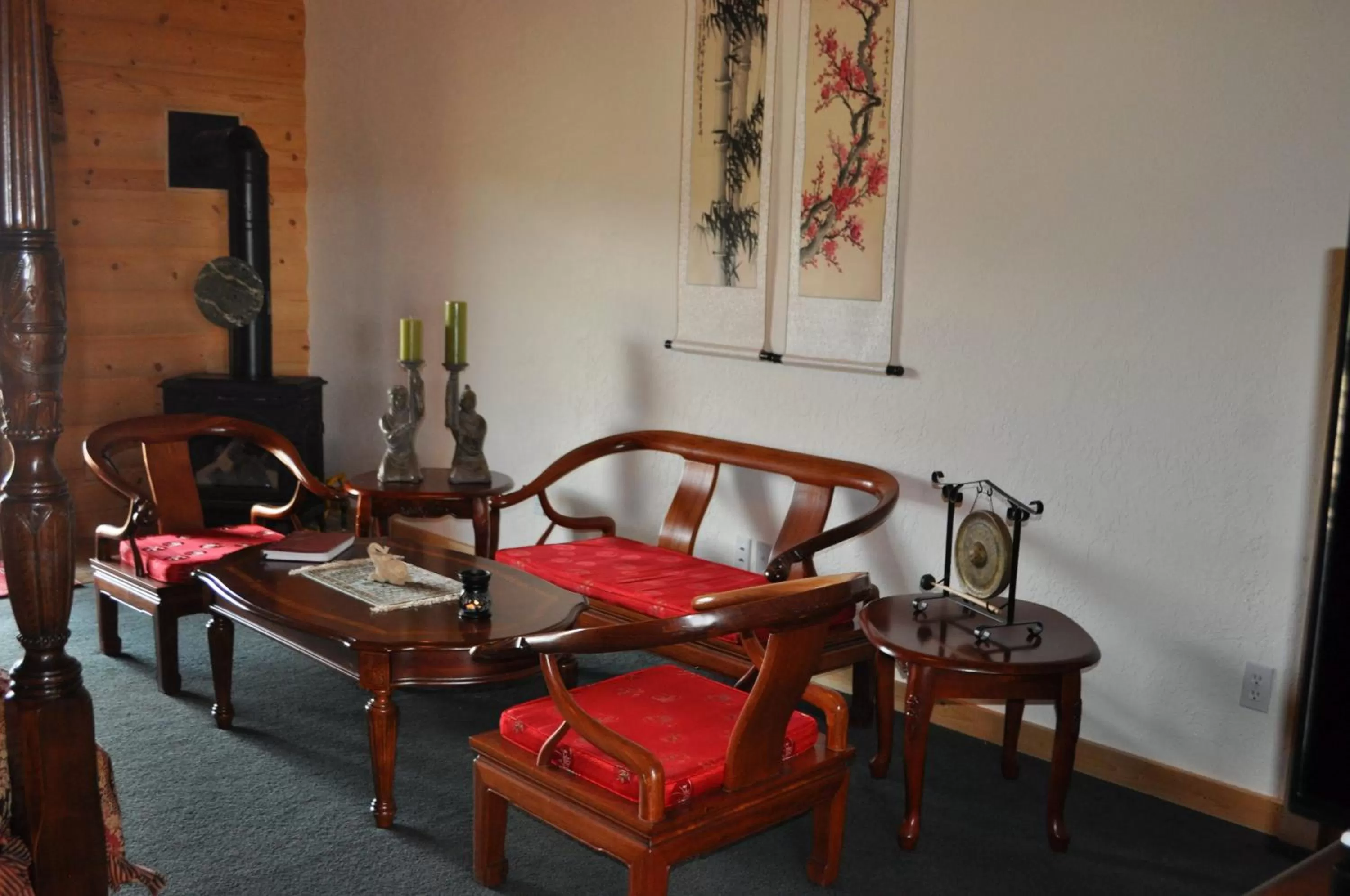 Photo of the whole room, Seating Area in Elkwood Manor Bed & Breakfast