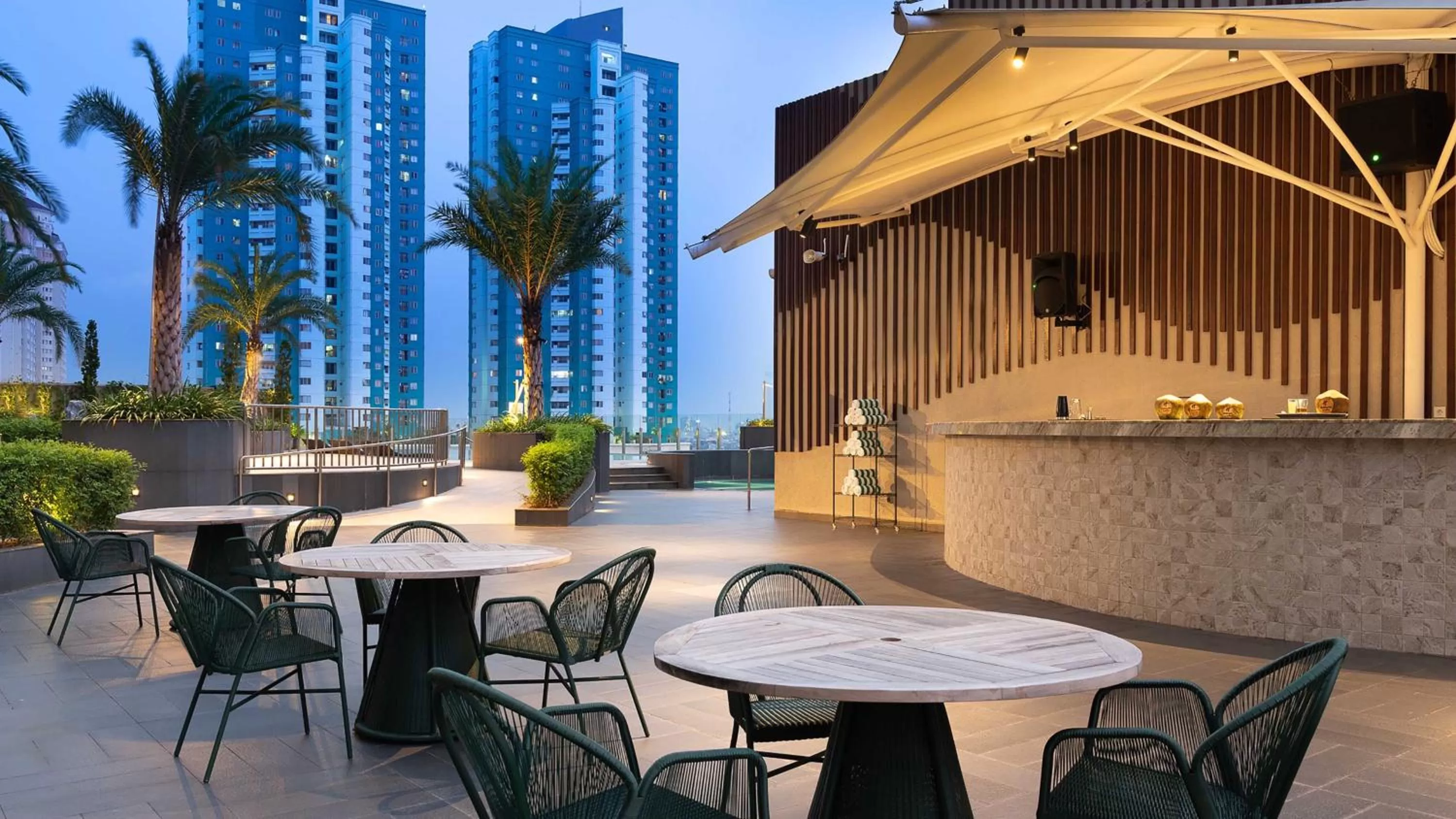 Lounge or bar in Holiday Inn & Suites Jakarta Gajah Mada by IHG