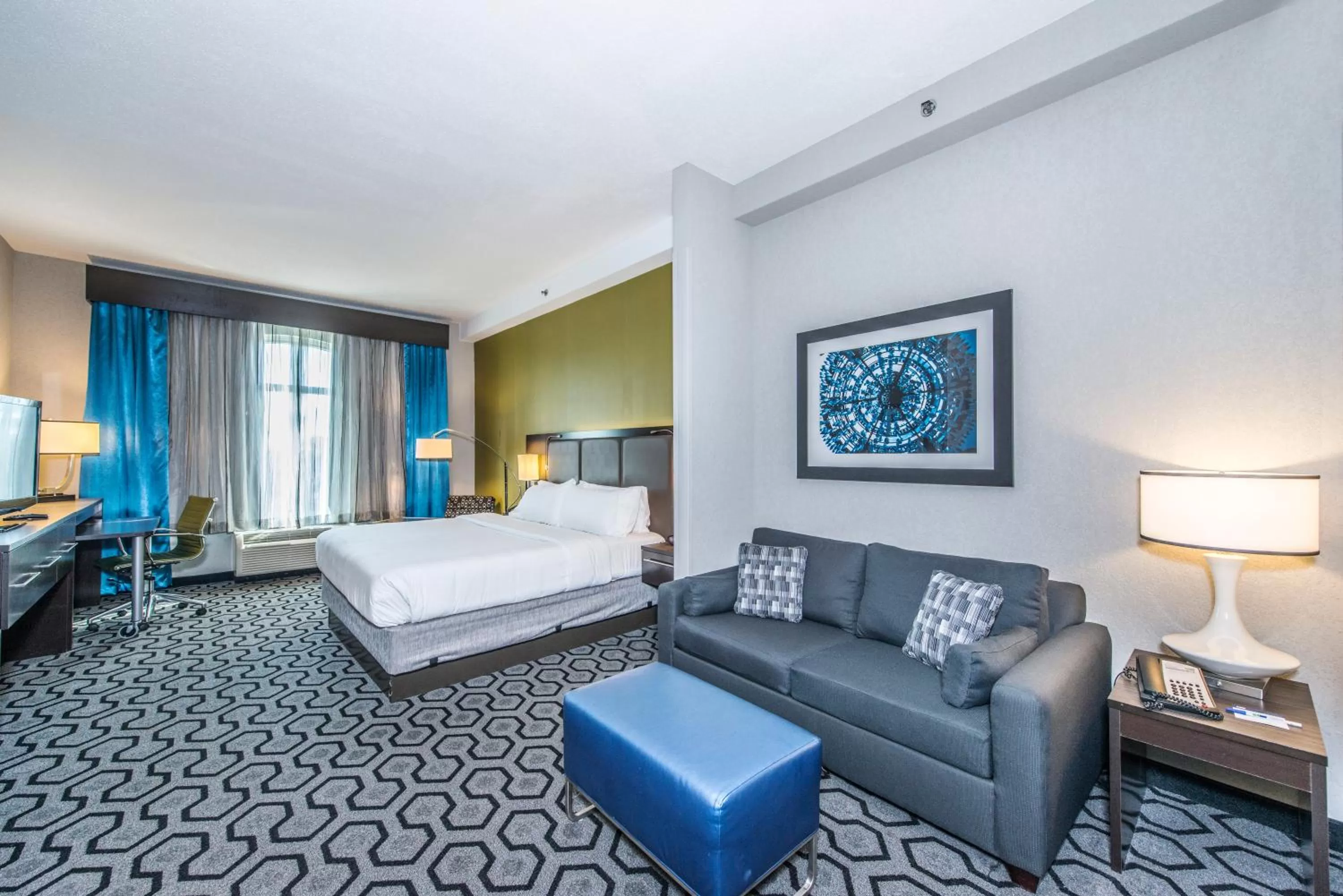 Bed in Holiday Inn Express & Suites Charleston Arpt-Conv Ctr Area by IHG