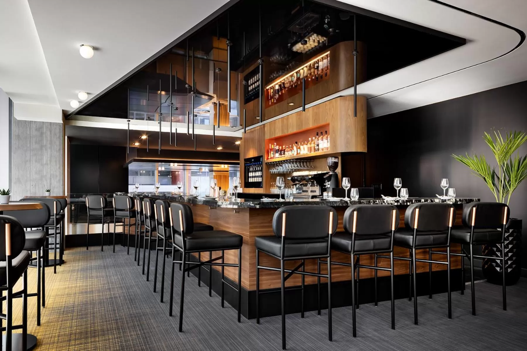 Restaurant/places to eat in Humaniti Hotel Montreal, Autograph Collection