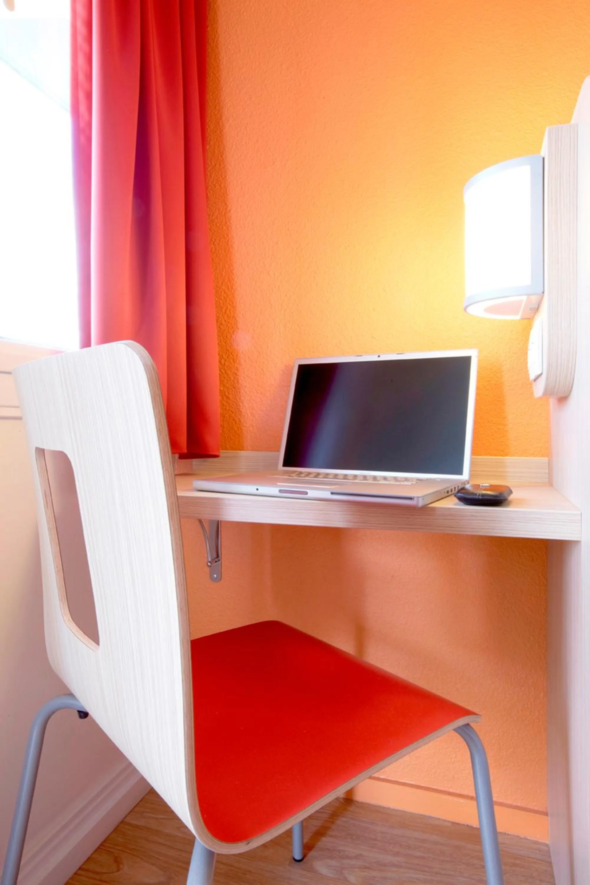 Seating area in Premiere Classe Bordeaux Sud - Pessac Becquerel