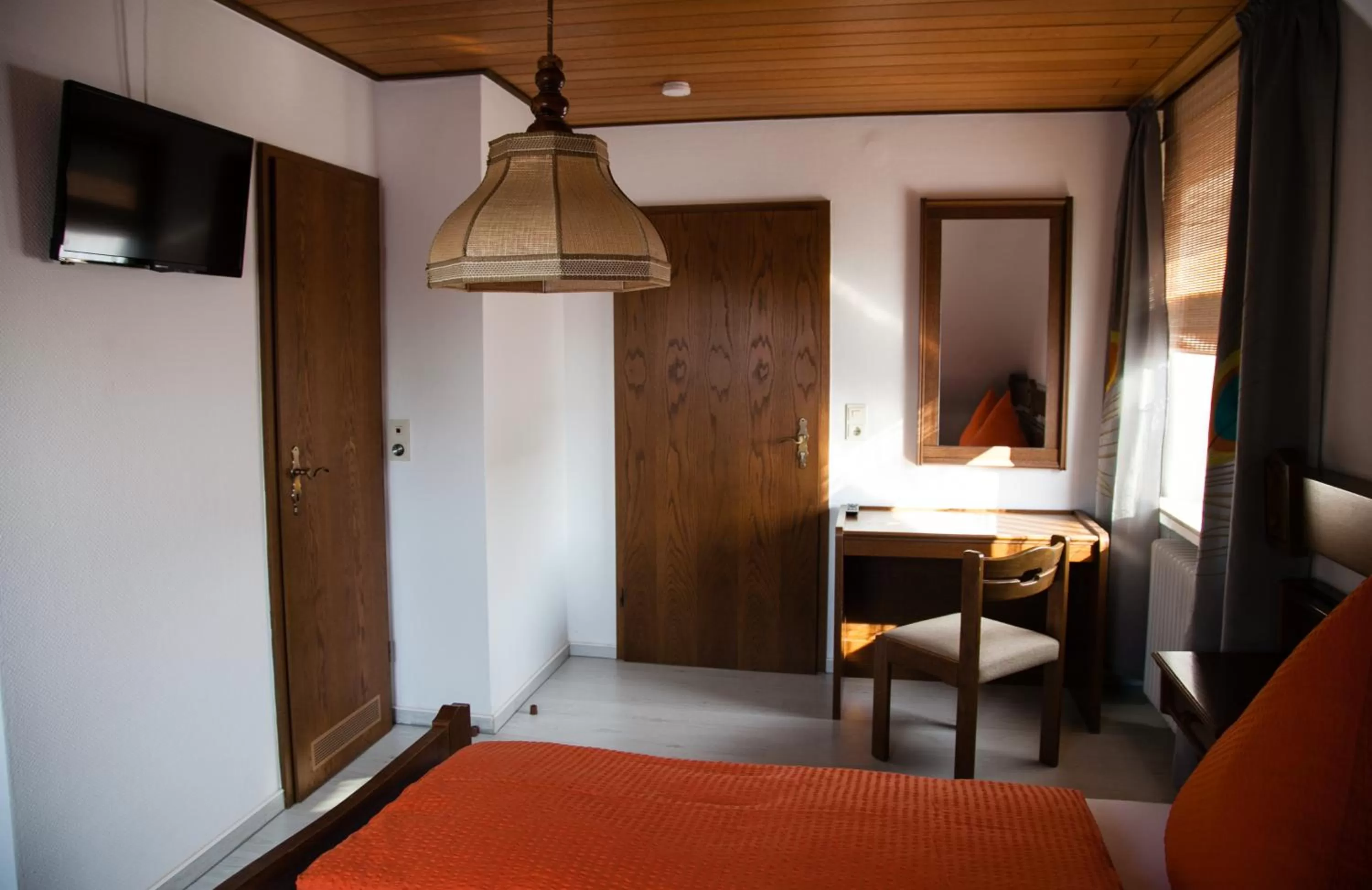 Photo of the whole room, Bed in Herzog's Ulsterbrücke Garni Hotel