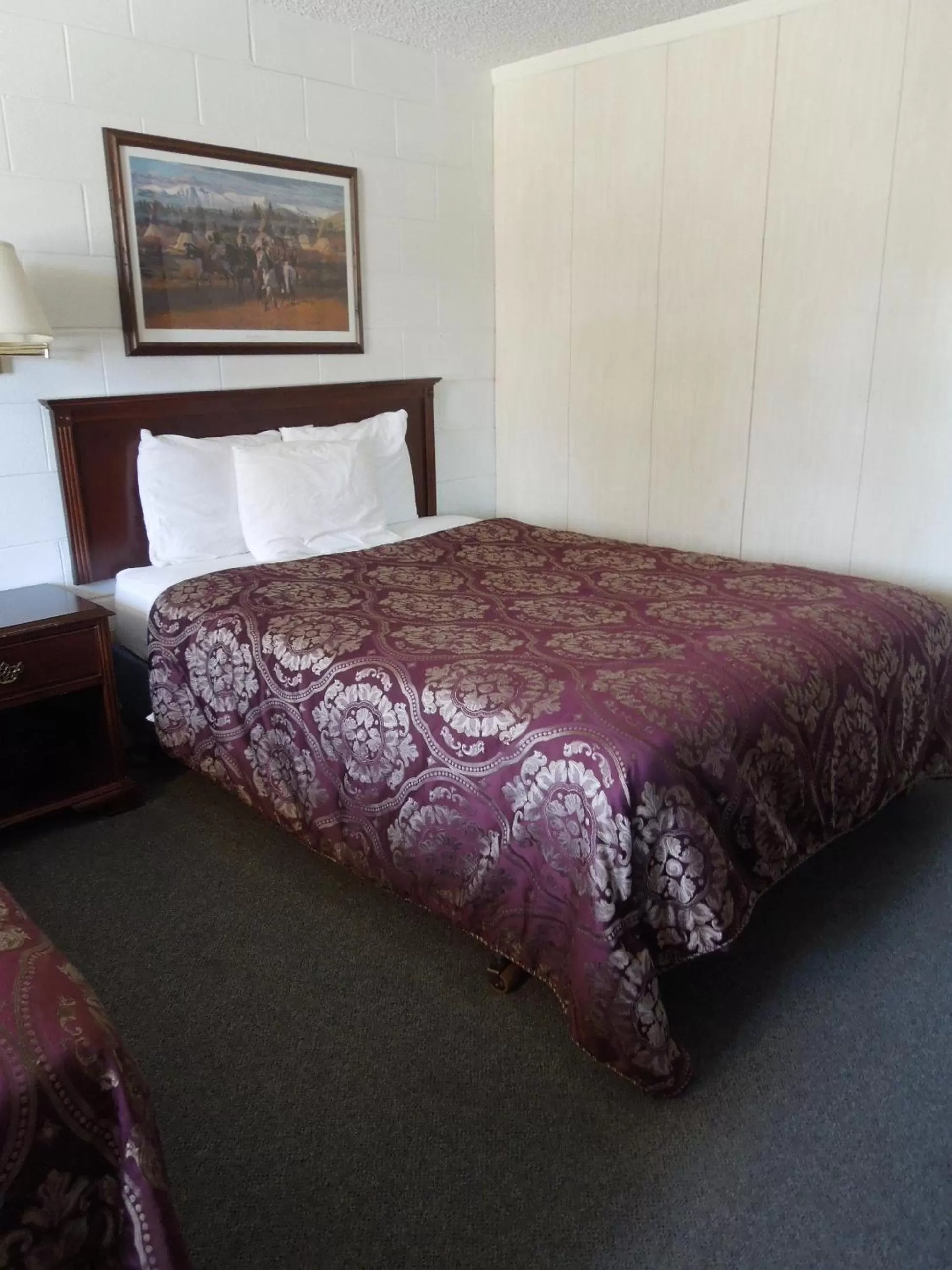 Bed in The Pines Motel