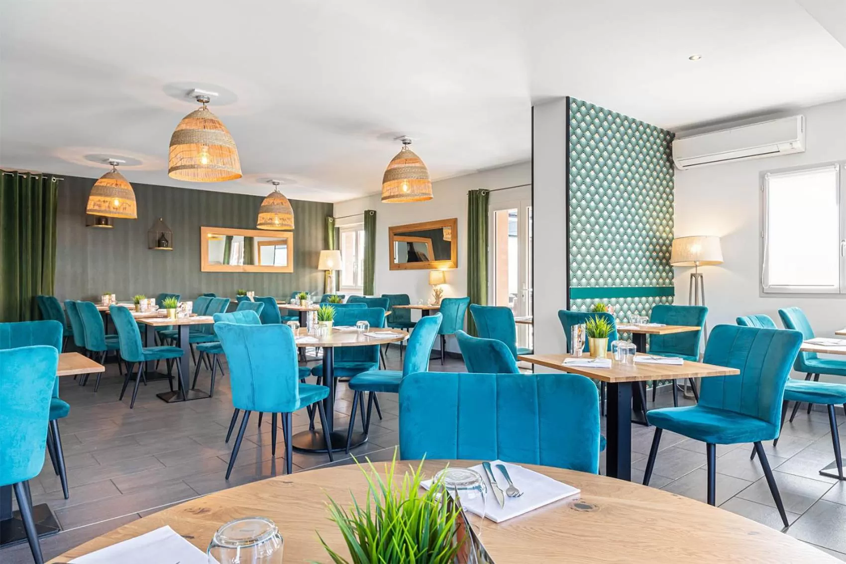 Restaurant/places to eat in Contact Hôtels Les Pierres Dorées