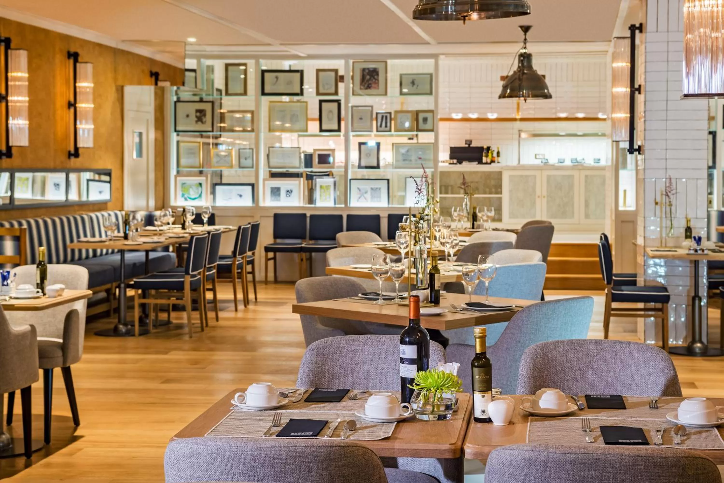 Restaurant/places to eat in H10 Puerta de Alcalá 4 Sup