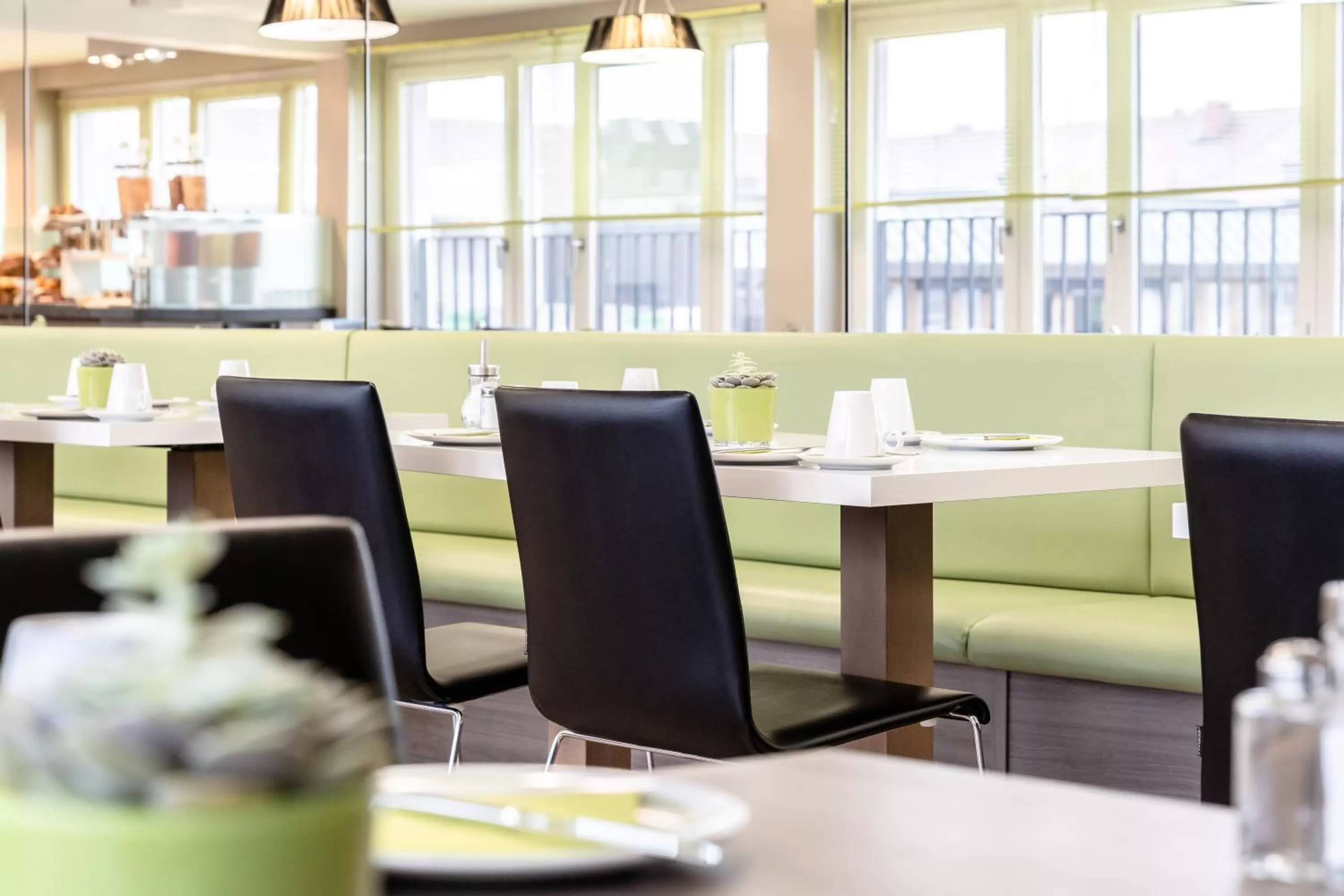 Restaurant/places to eat in Hotel Demas City