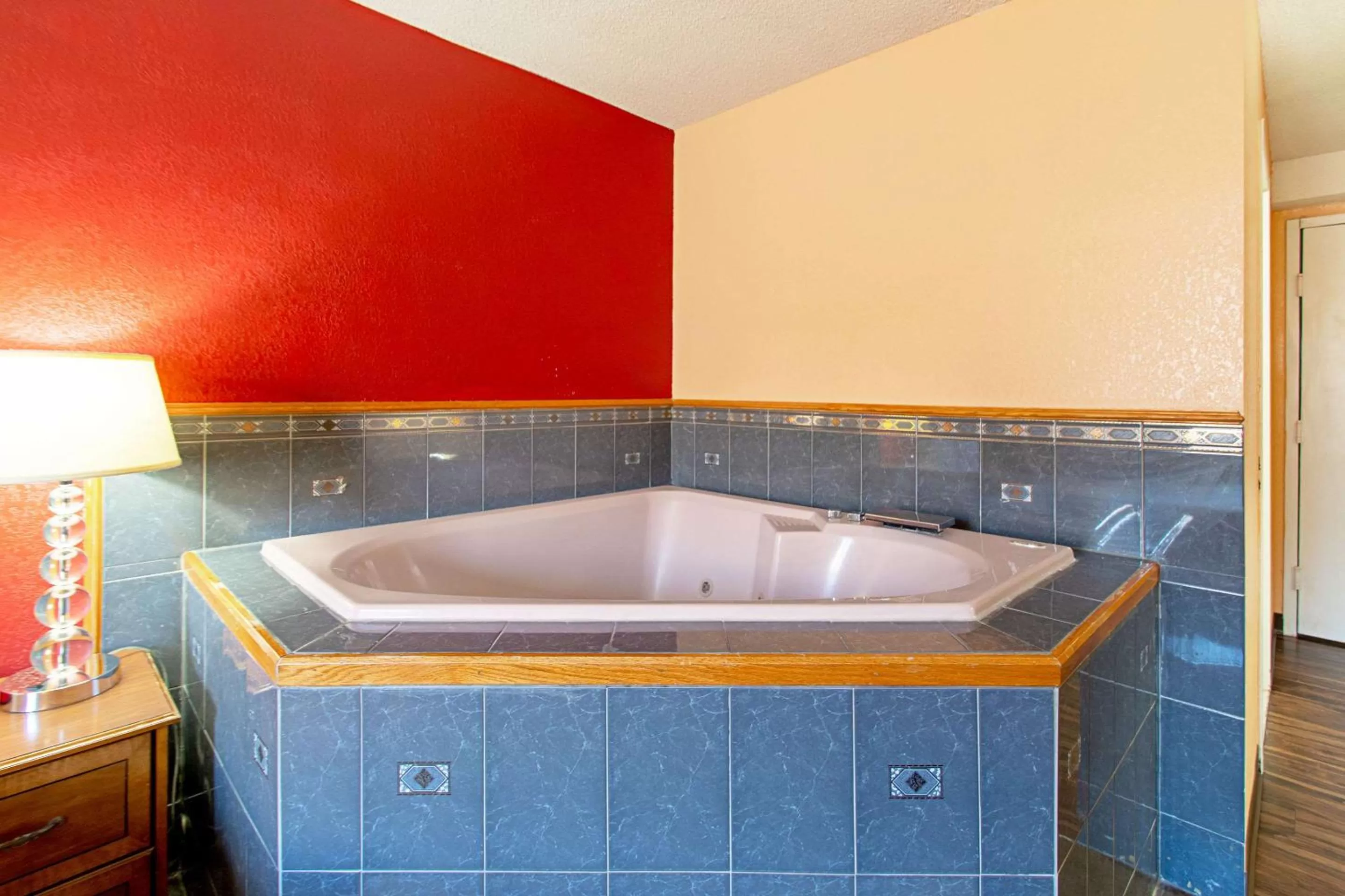 Photo of the whole room in Econo Lodge Utica