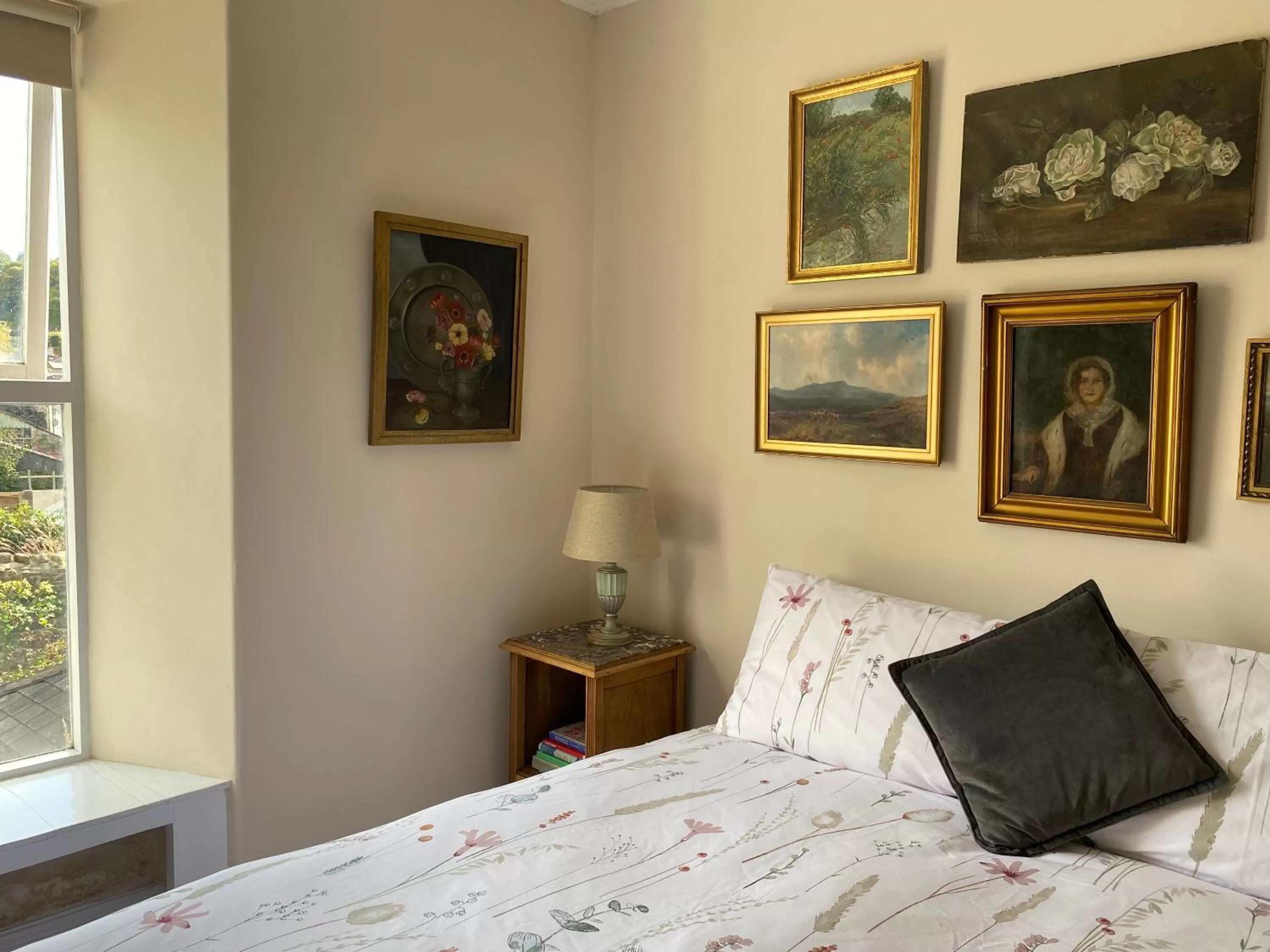 Double Room with Private Bathroom in Six on Castle