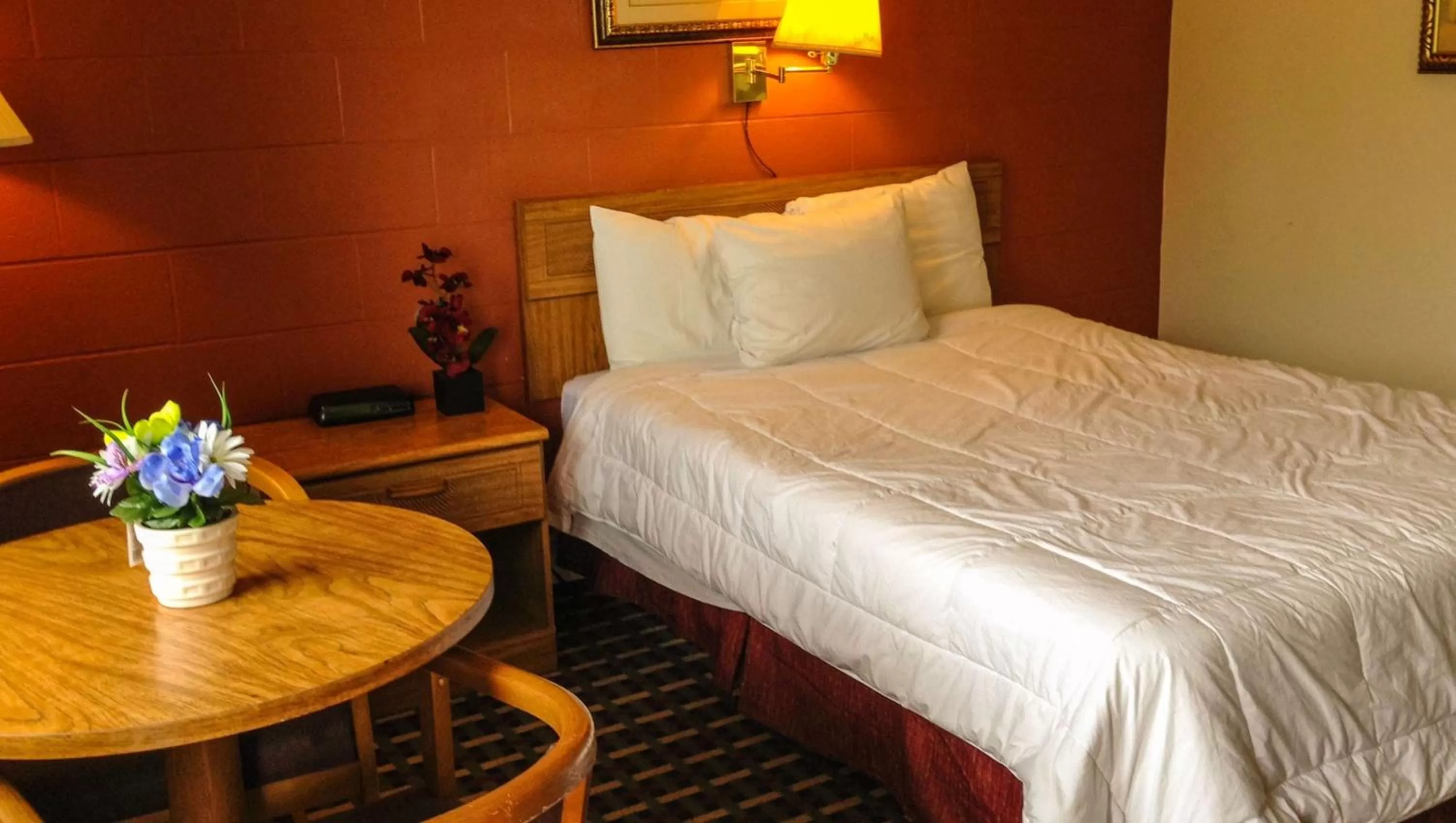 Photo of the whole room, Bed in Rodeway Inn Manchester I-90