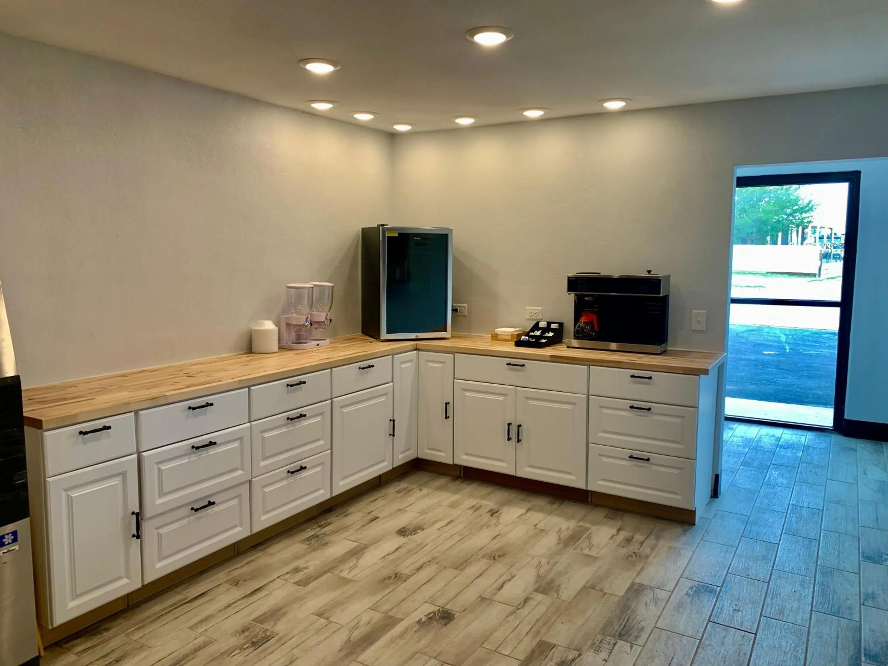 Kitchen/Kitchenette in Executive Inn Midland