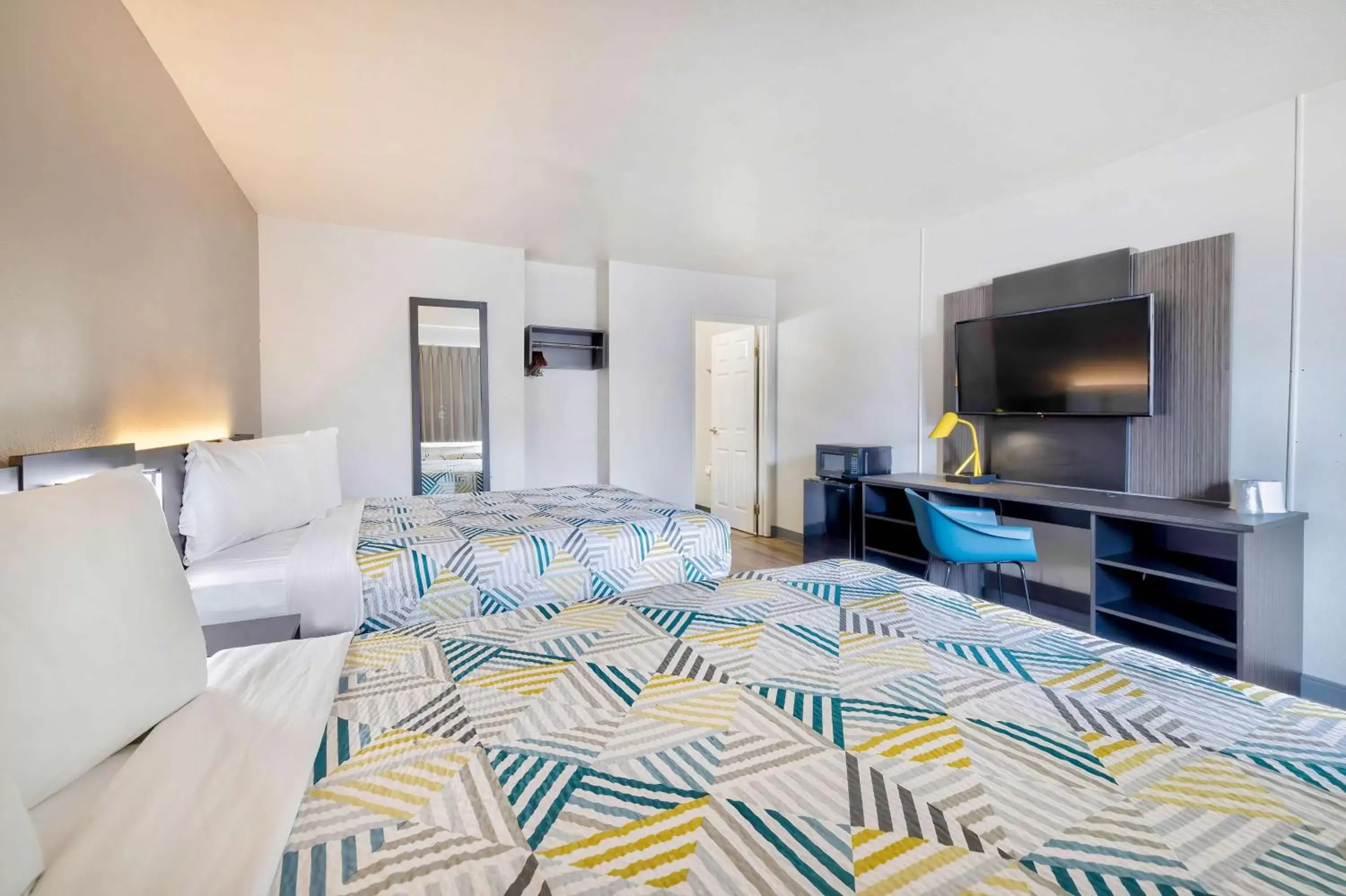 Quadruple Room in Motel 6-Villa Park, IL - Chicago West Quadruple Room in Motel 6-Villa Park, IL - Chicago West