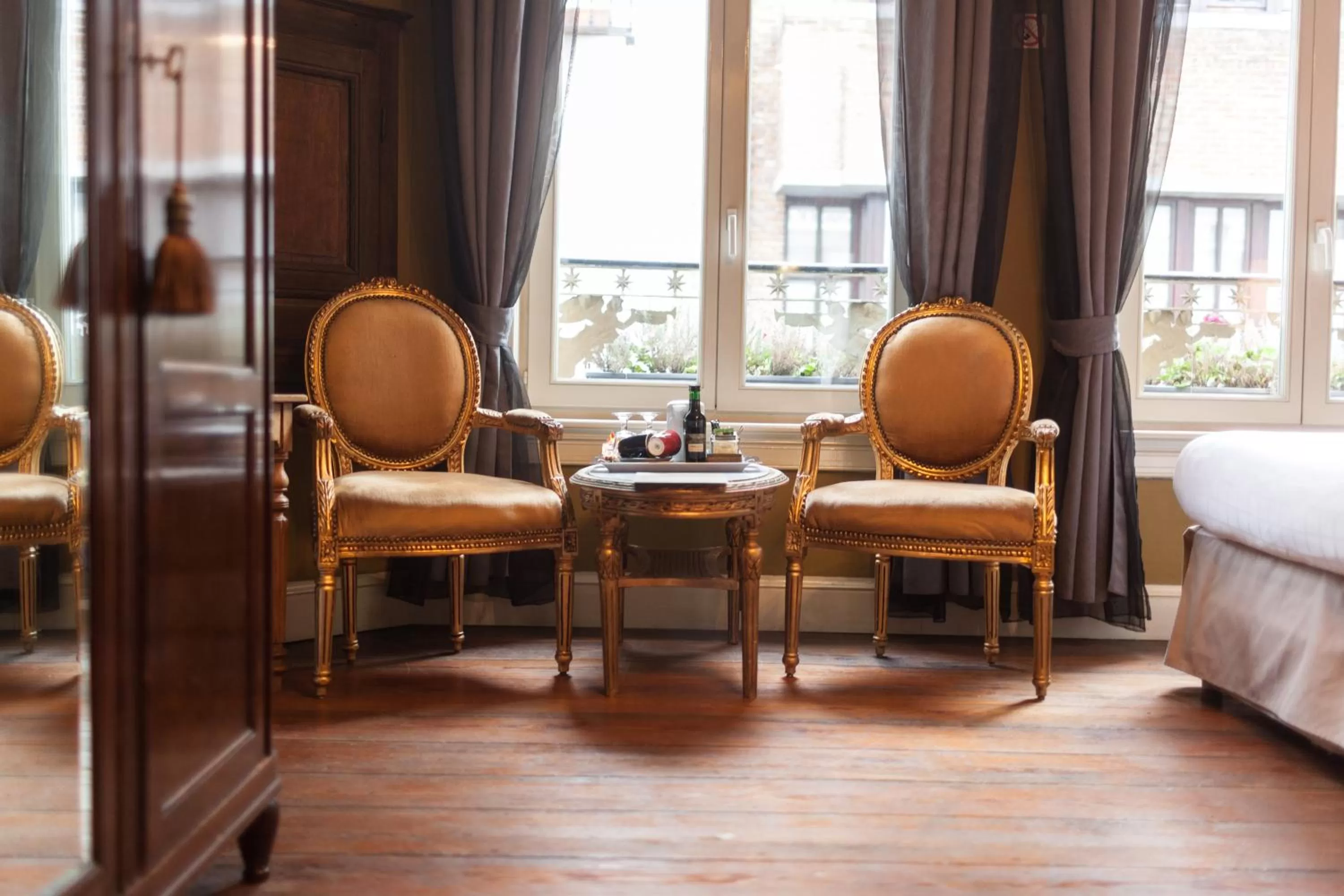 Seating area in Hotel Diamonds and Pearls
