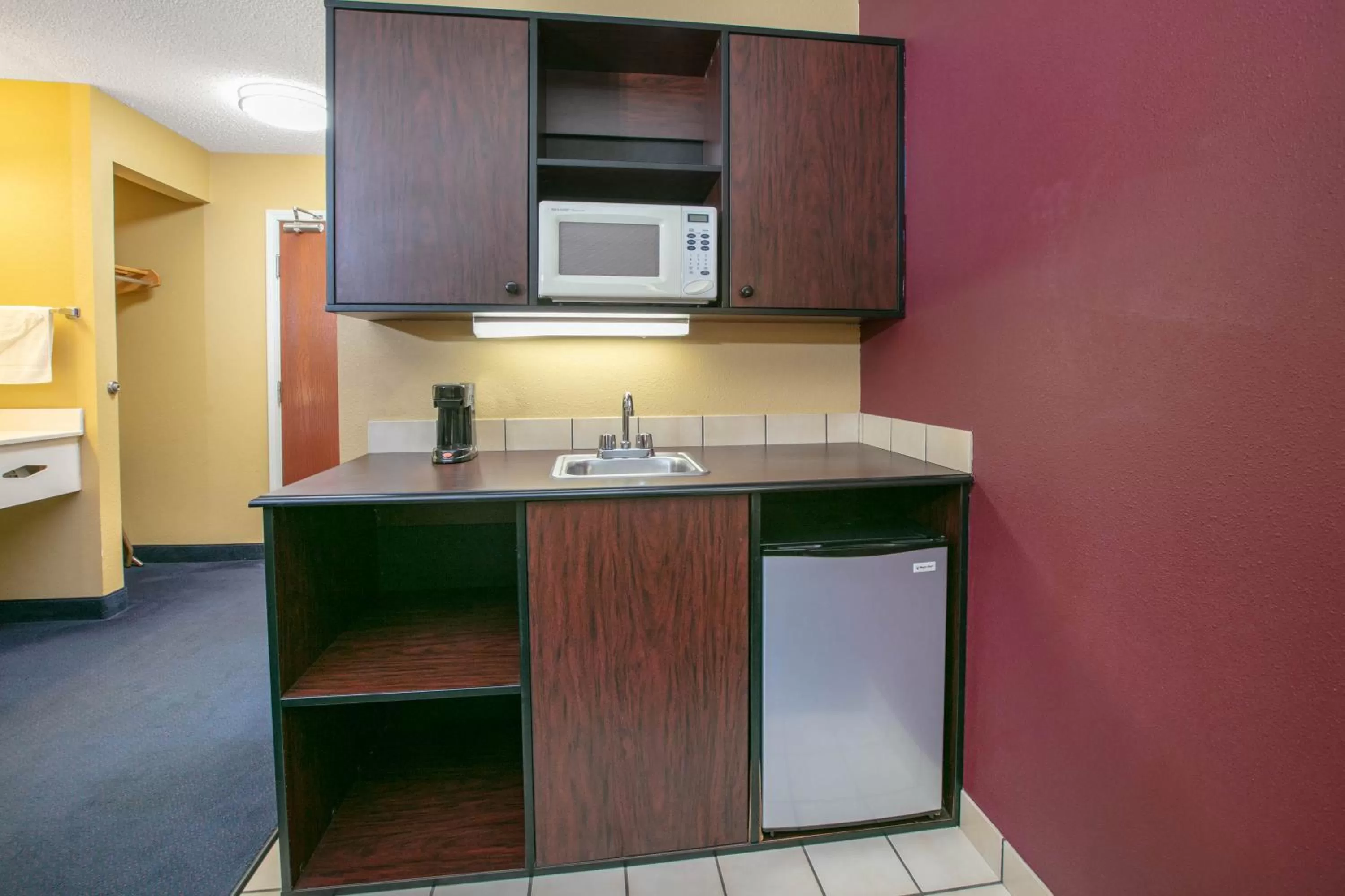 Kitchen or kitchenette in Super 8 by Wyndham Big Cabin/Vinita Area