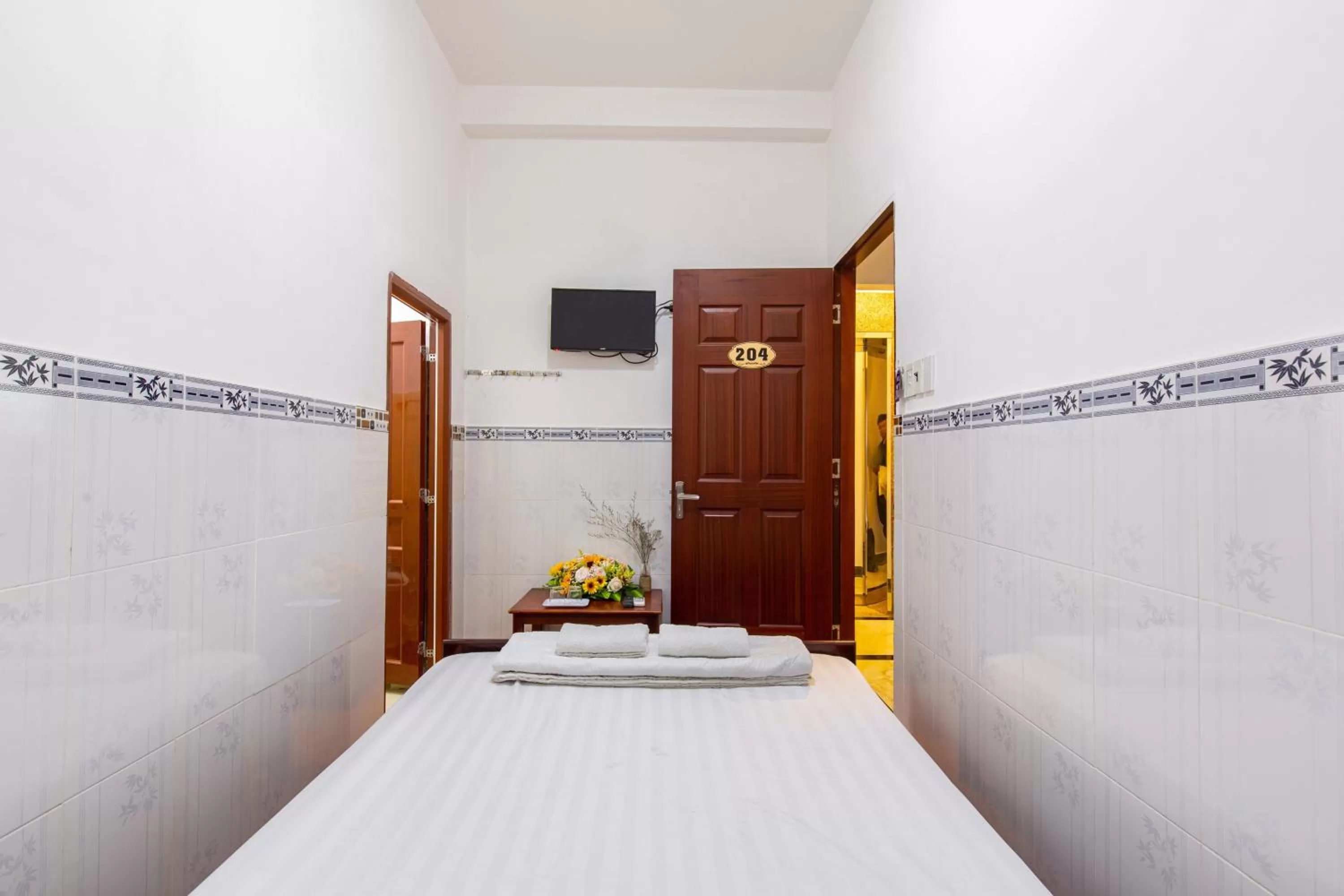 Photo of the whole room, Bed in Hotel Hoa Cúc Phương Dĩ An - Bình Dương