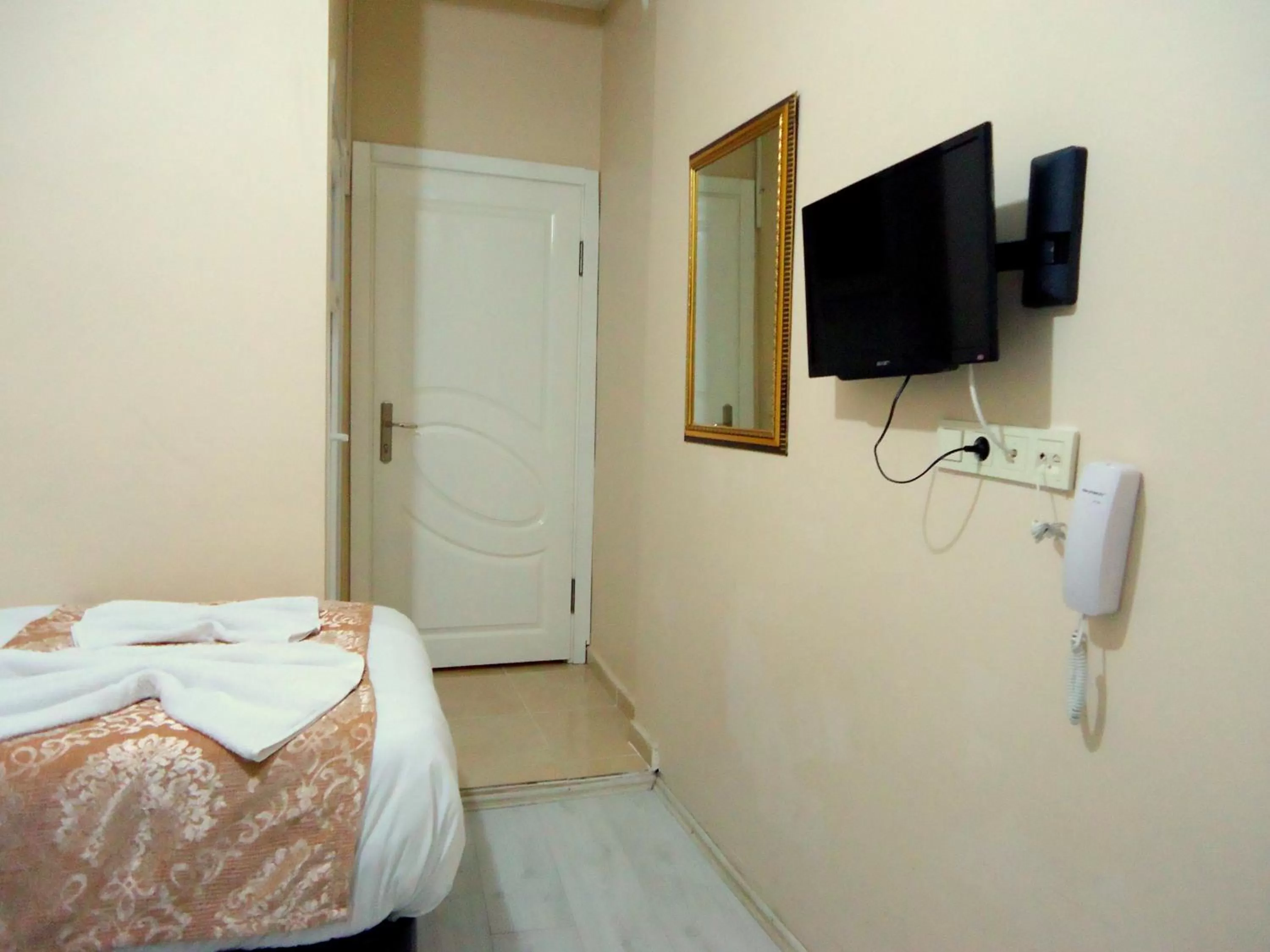 Photo of the whole room, TV/Entertainment Center in Tolga Hotel