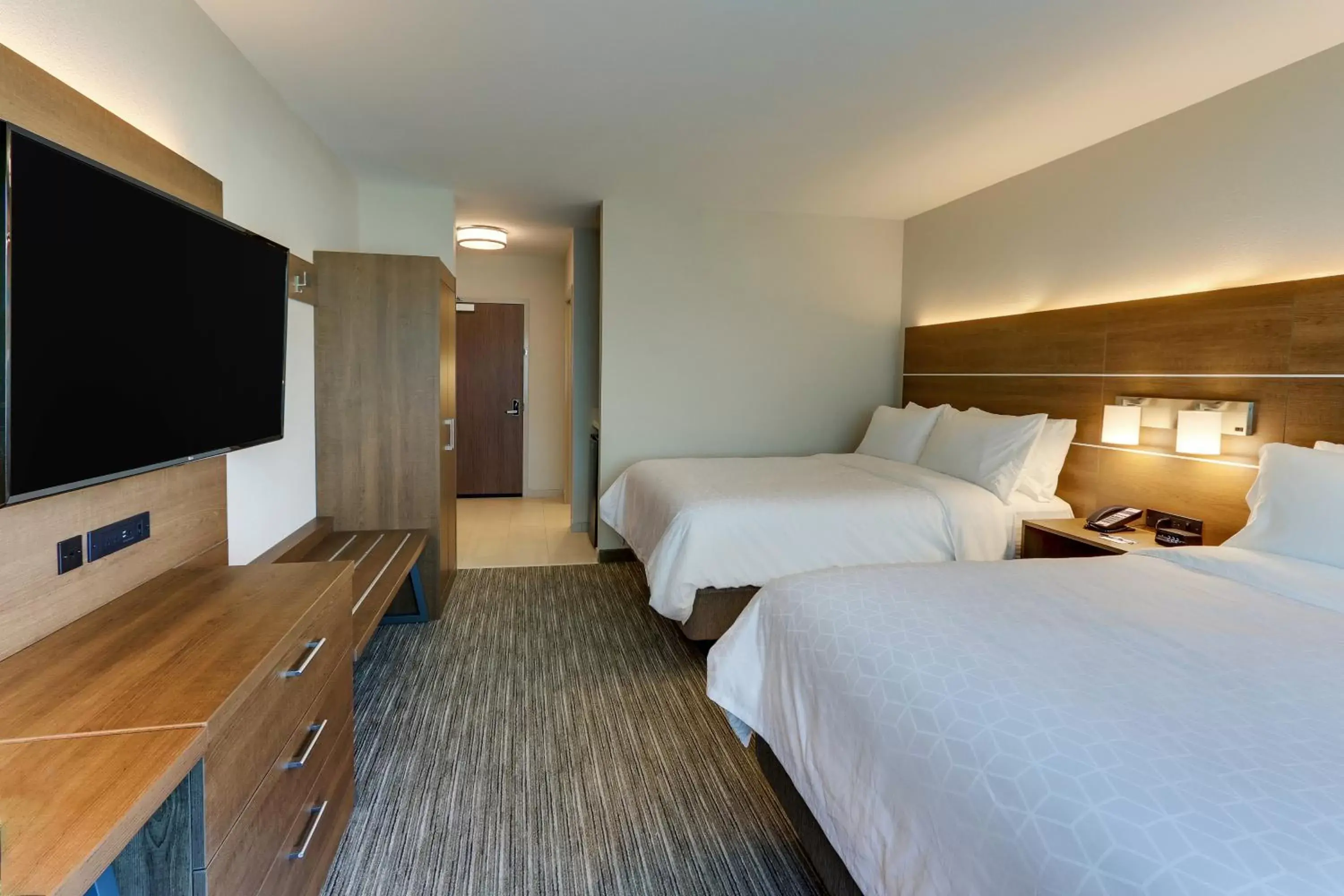 Queen Room with Two Queen Beds - Mobility Access Tub/Non-Smoking in Holiday Inn Express & Suites - Roanoke – Civic Center Queen Room with Two Queen Beds - Mobility Access Tub/Non-Smoking in Holiday Inn Express & Suites - Roanoke – Civic Center