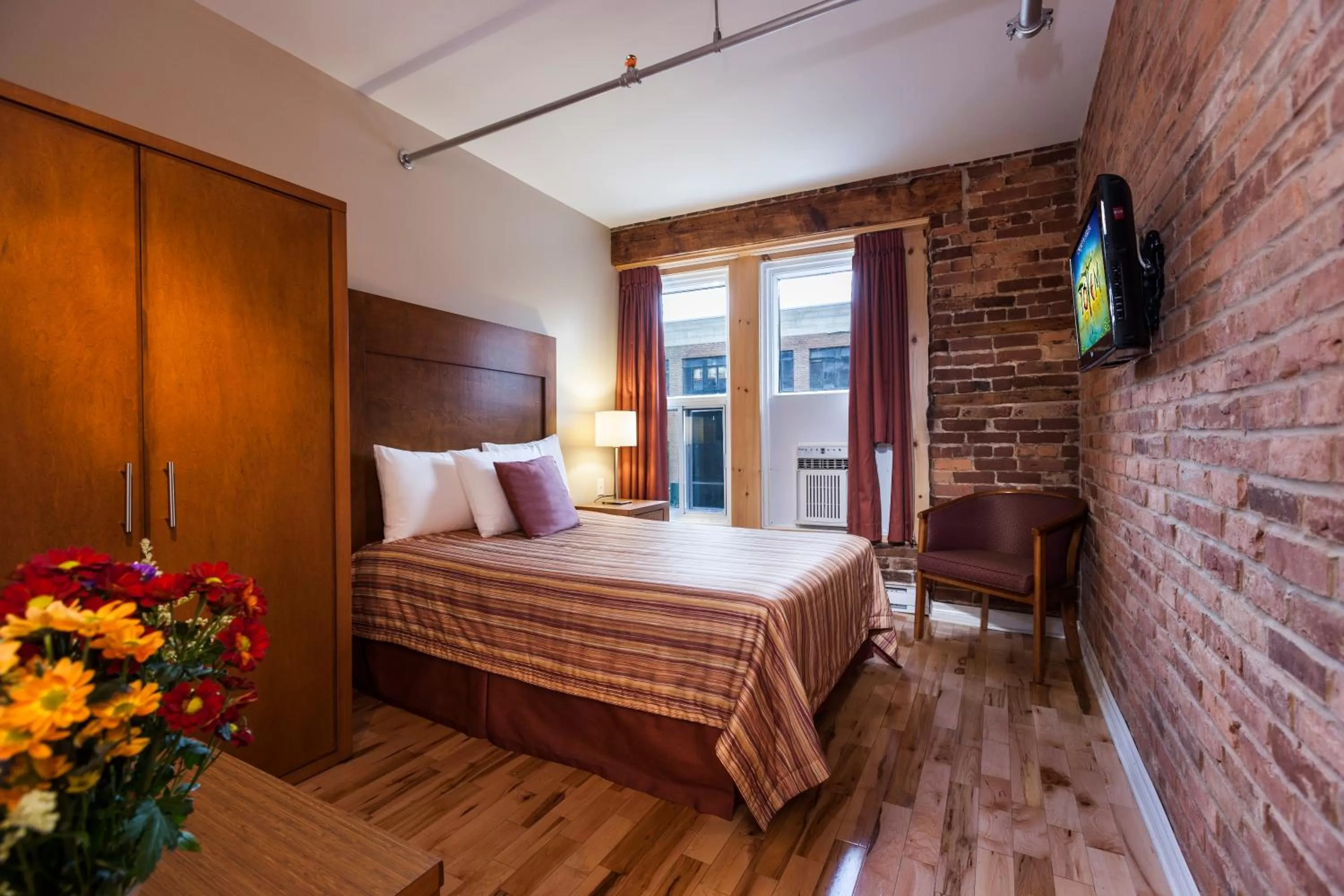 Bed in Hotel Quartier des Spectacles