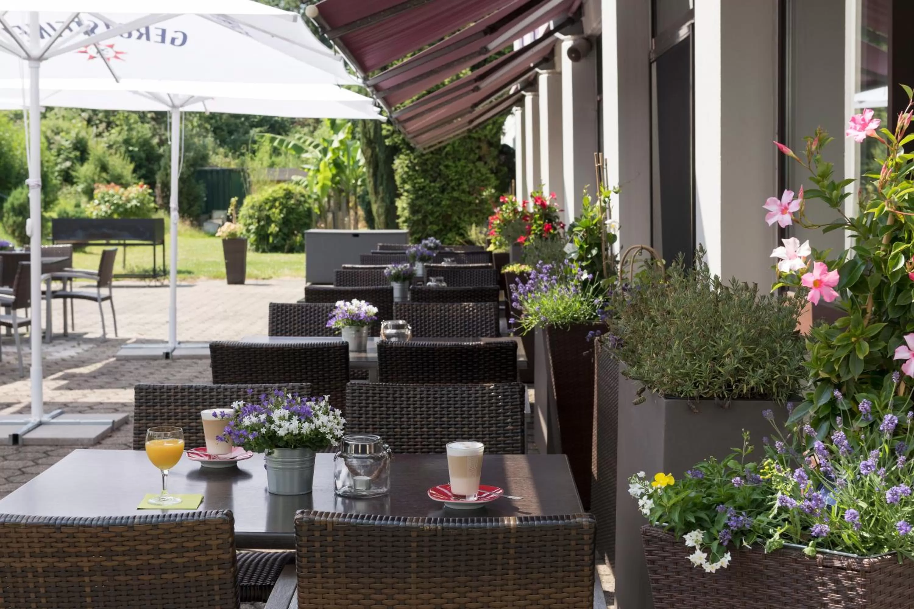 Balcony/Terrace, Restaurant/Places to Eat in Mercure Düsseldorf Airport