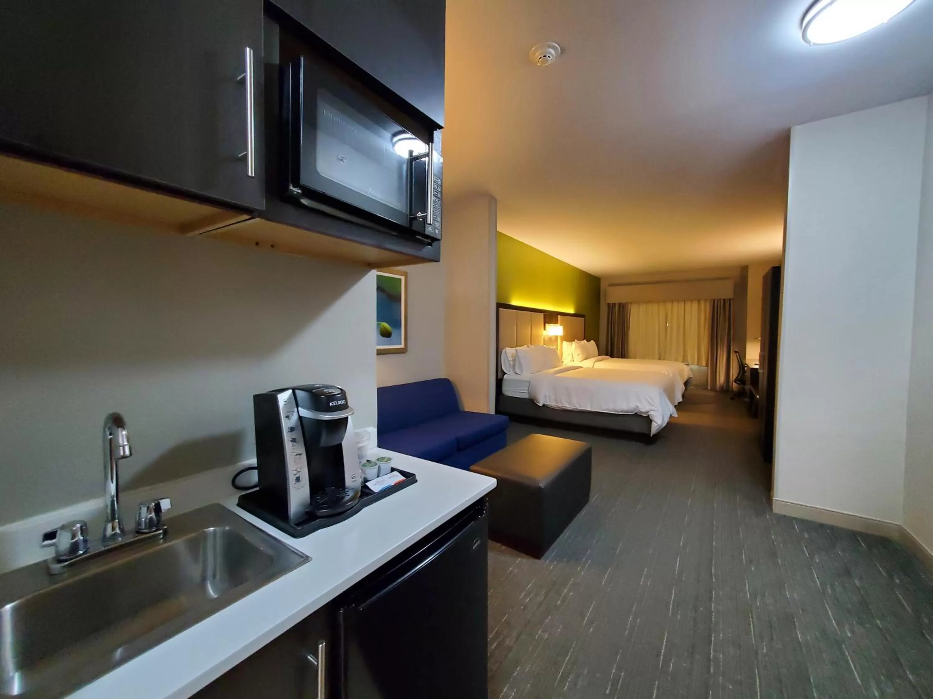 Coffee/tea facilities, Bed in Holiday Inn Express Pearland by IHG