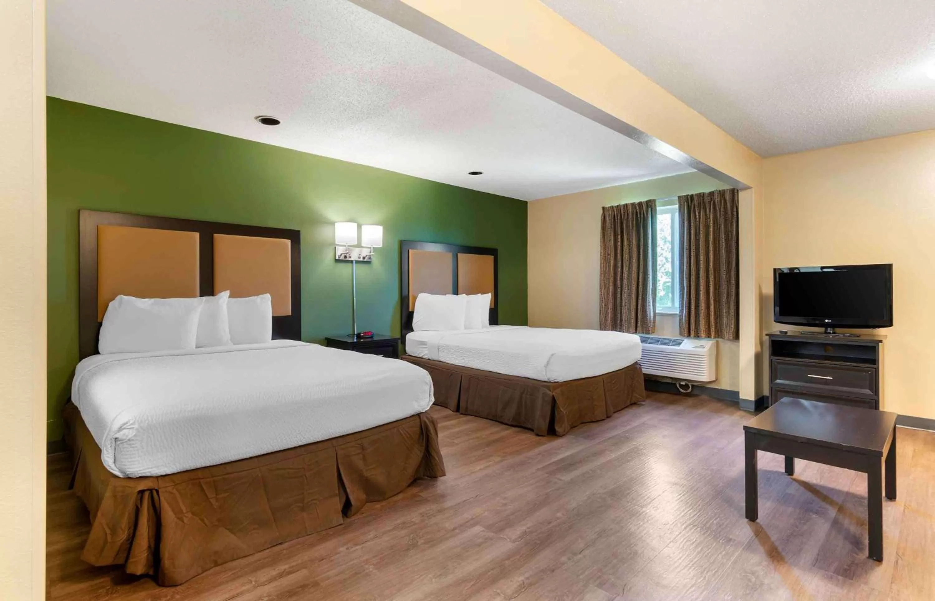 Bedroom, Bed in Extended Stay America Select Suites - St Louis - Earth City