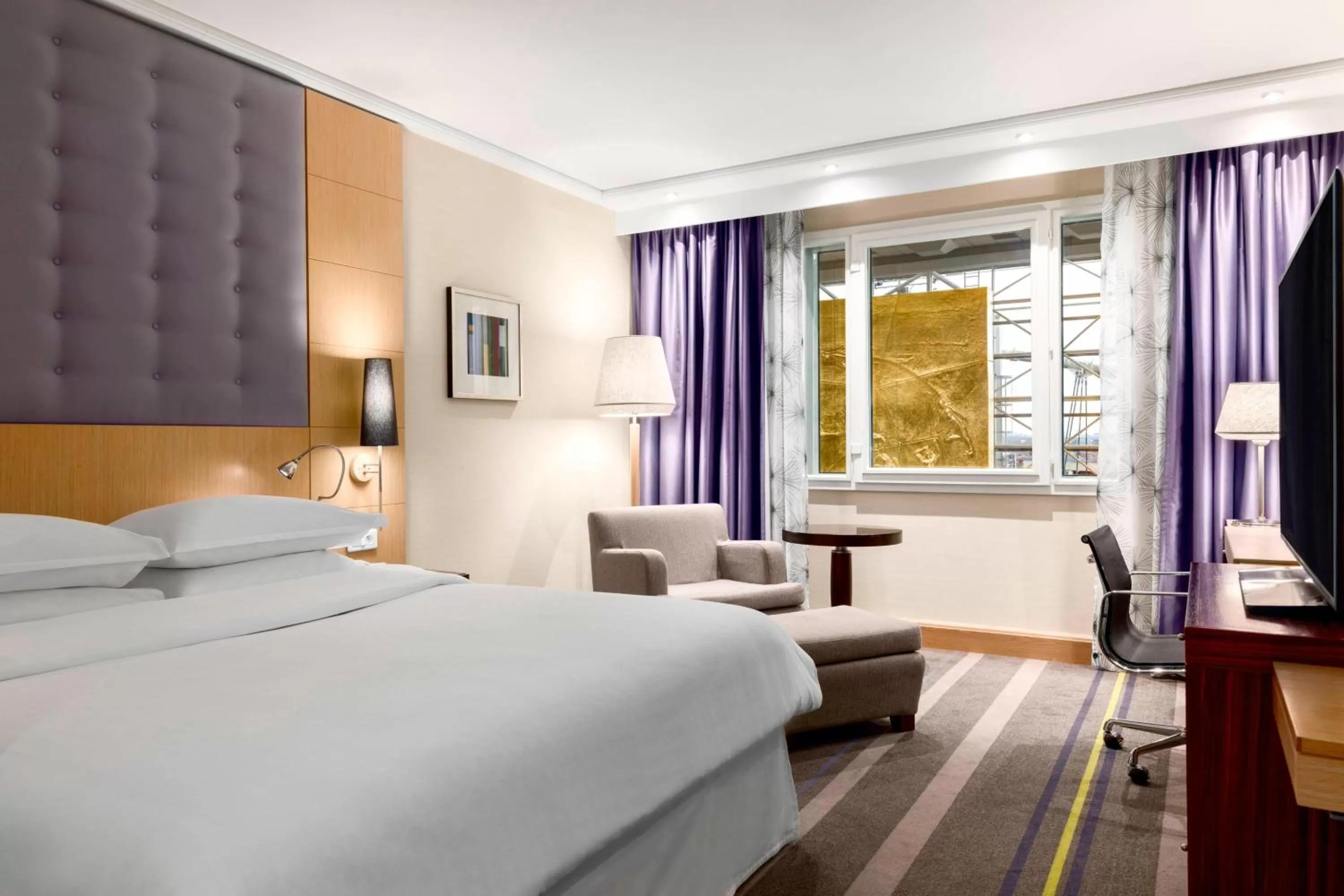 Photo of the whole room, Bed in Sheraton Brussels Airport Hotel