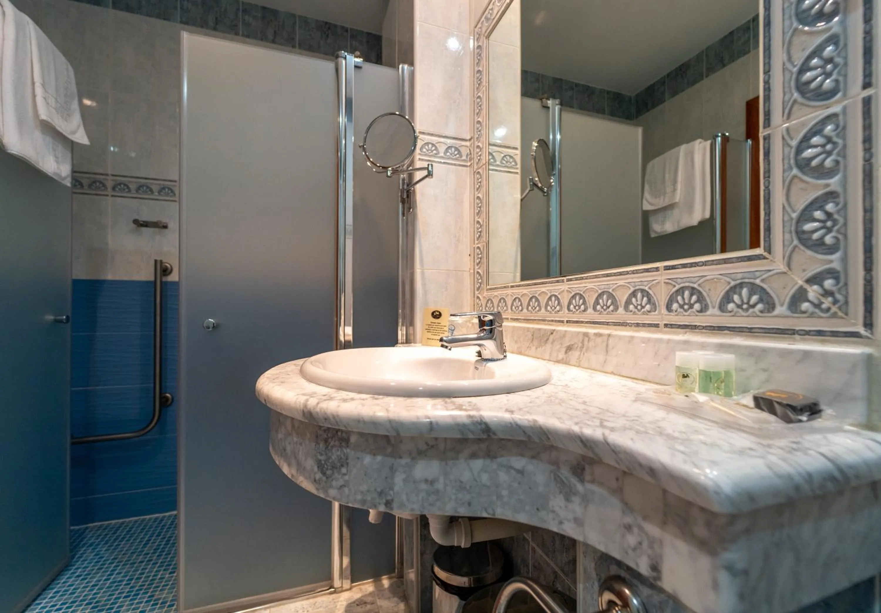 Bathroom in Carlos I Toledo