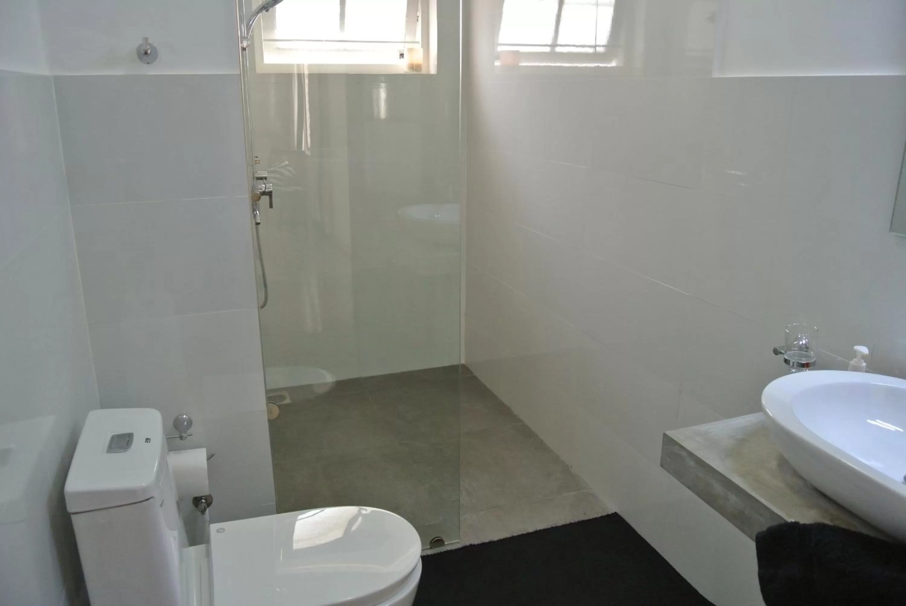 Bathroom in "27" Spathodea- Oasis in the City