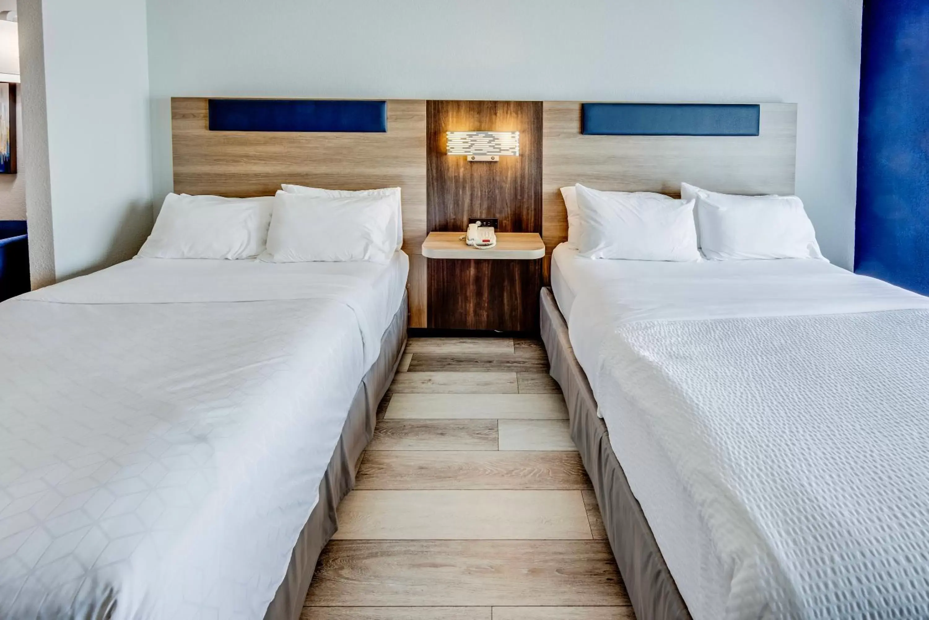 Suite with Mobility Accessible Tub - Non-Smoking in Holiday Inn Express Hotel & Suites Ohio State University- OSU Medical Center by IHG Suite with Mobility Accessible Tub - Non-Smoking in Holiday Inn Express Hotel & Suites Ohio State University- OSU Medical Center by IHG