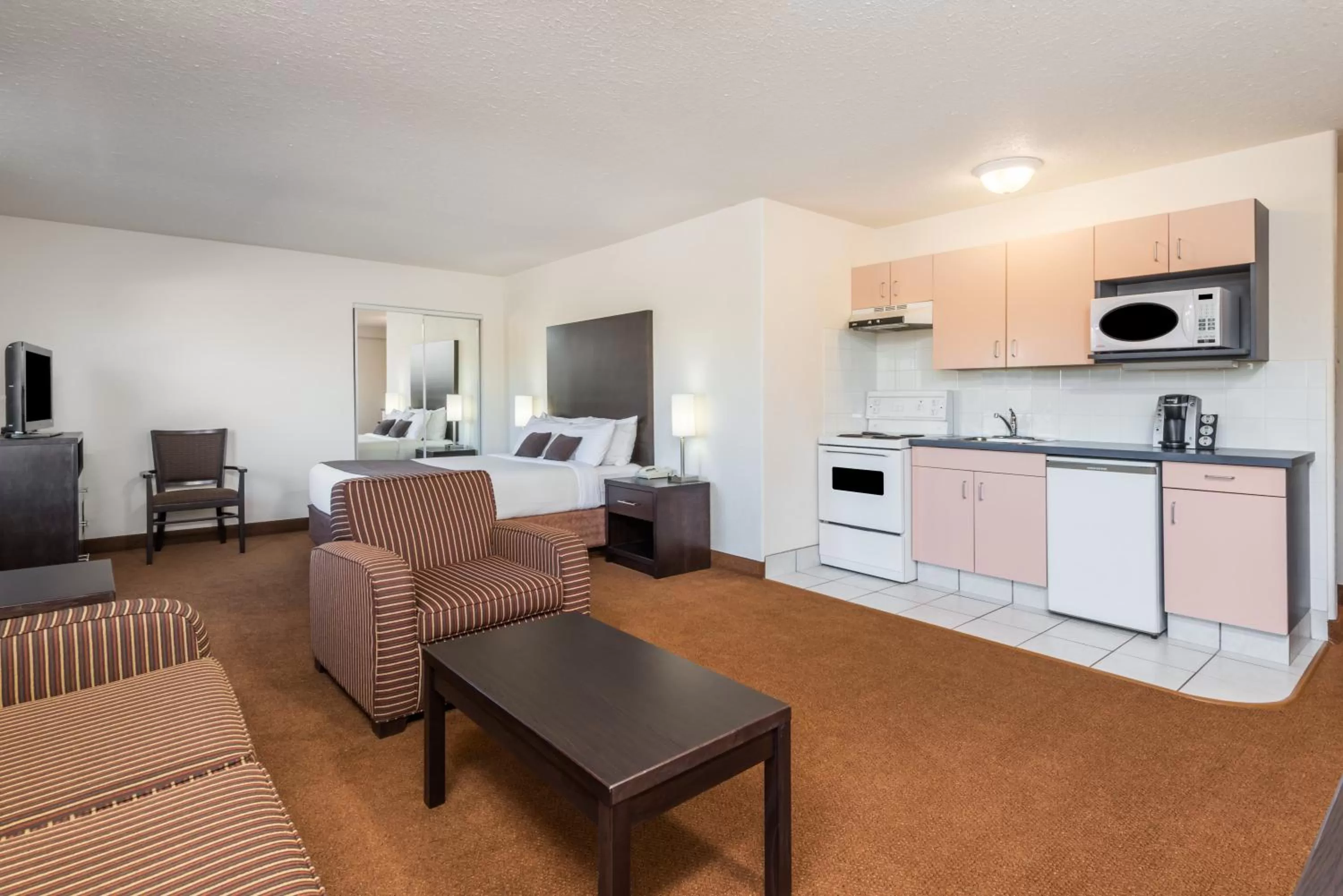 Kitchen or kitchenette in Super 8 by Wyndham Vermilion AB