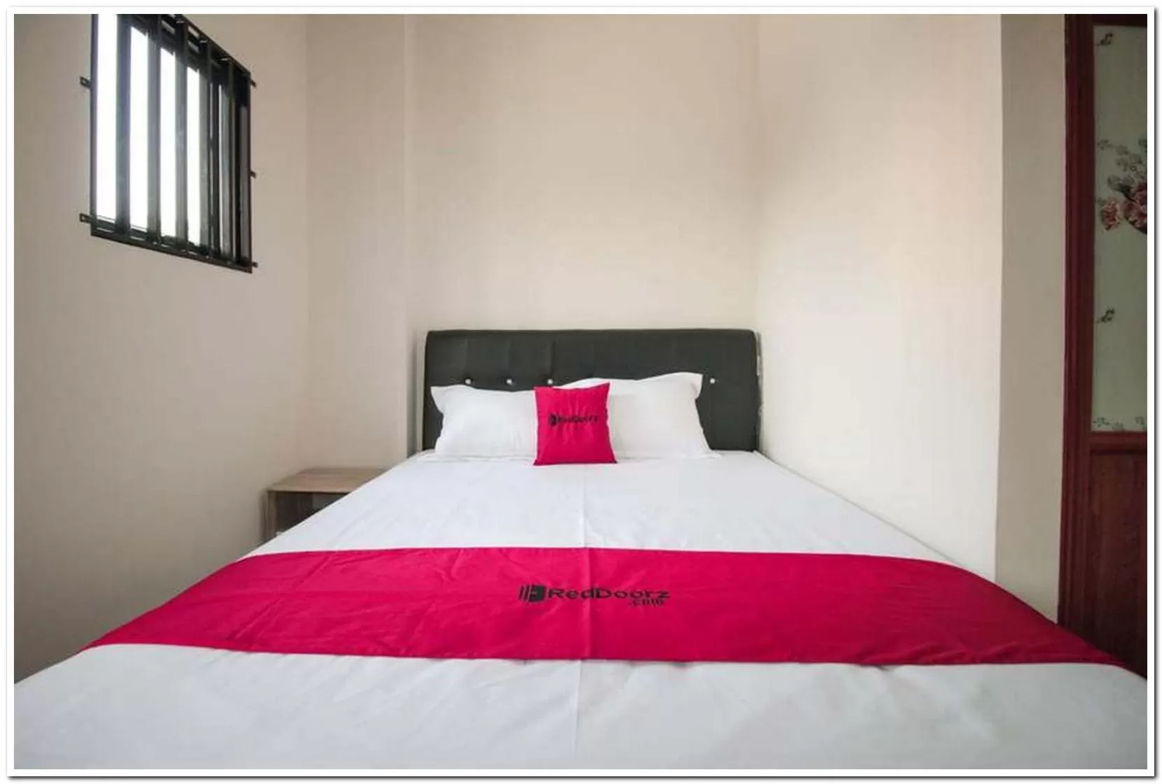 Bed in RedDoorz Syariah @ Jatinegara