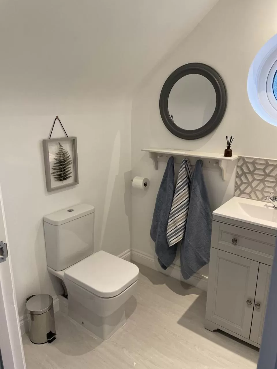 Shower, Bathroom in Woodland House B & B