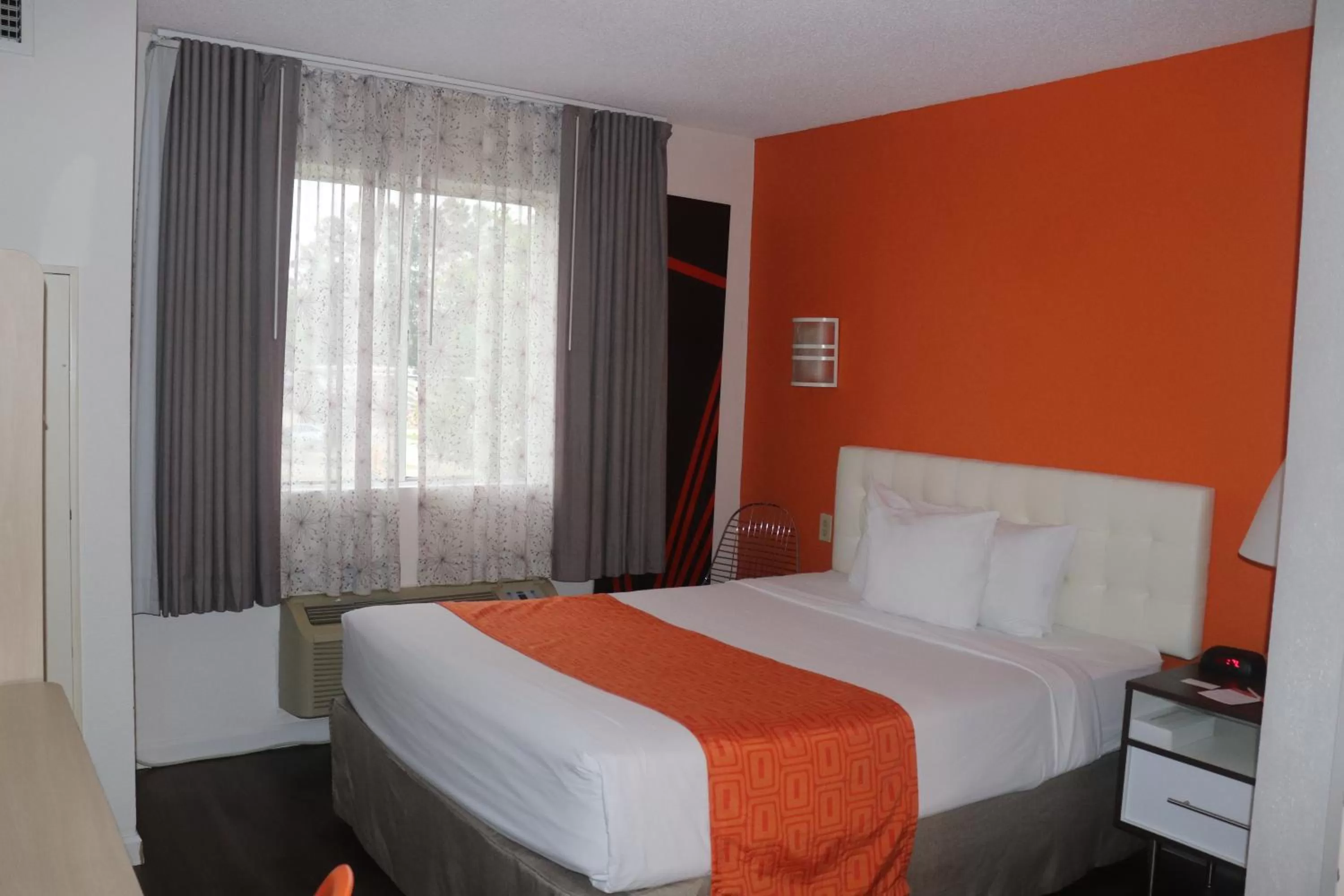 Bedroom, Bed in Howard Johnson by Wyndham Tifton GA I-75