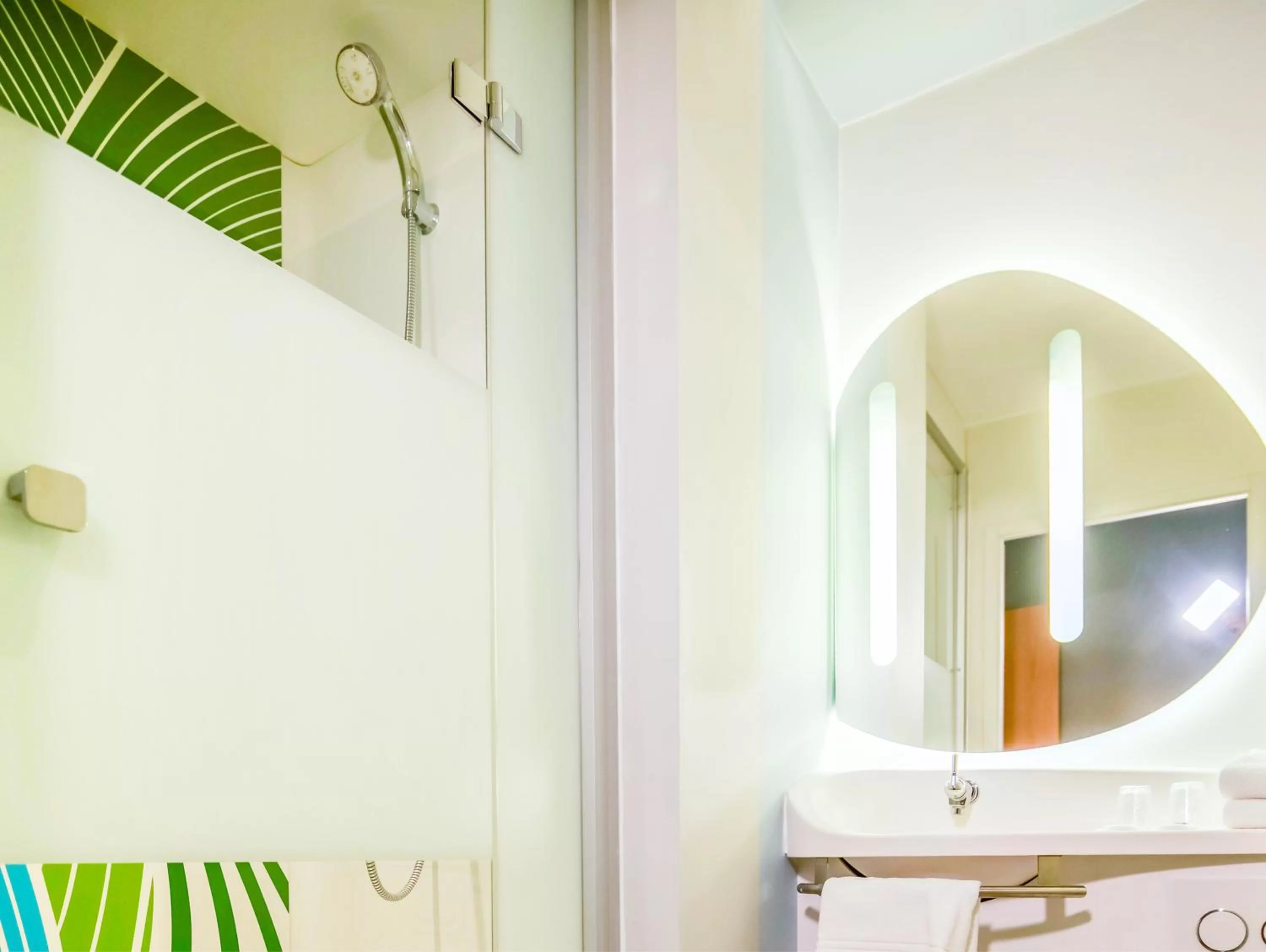 Shower in Ibis Budget Saint-Martin-de-Crau Porte de Camargue