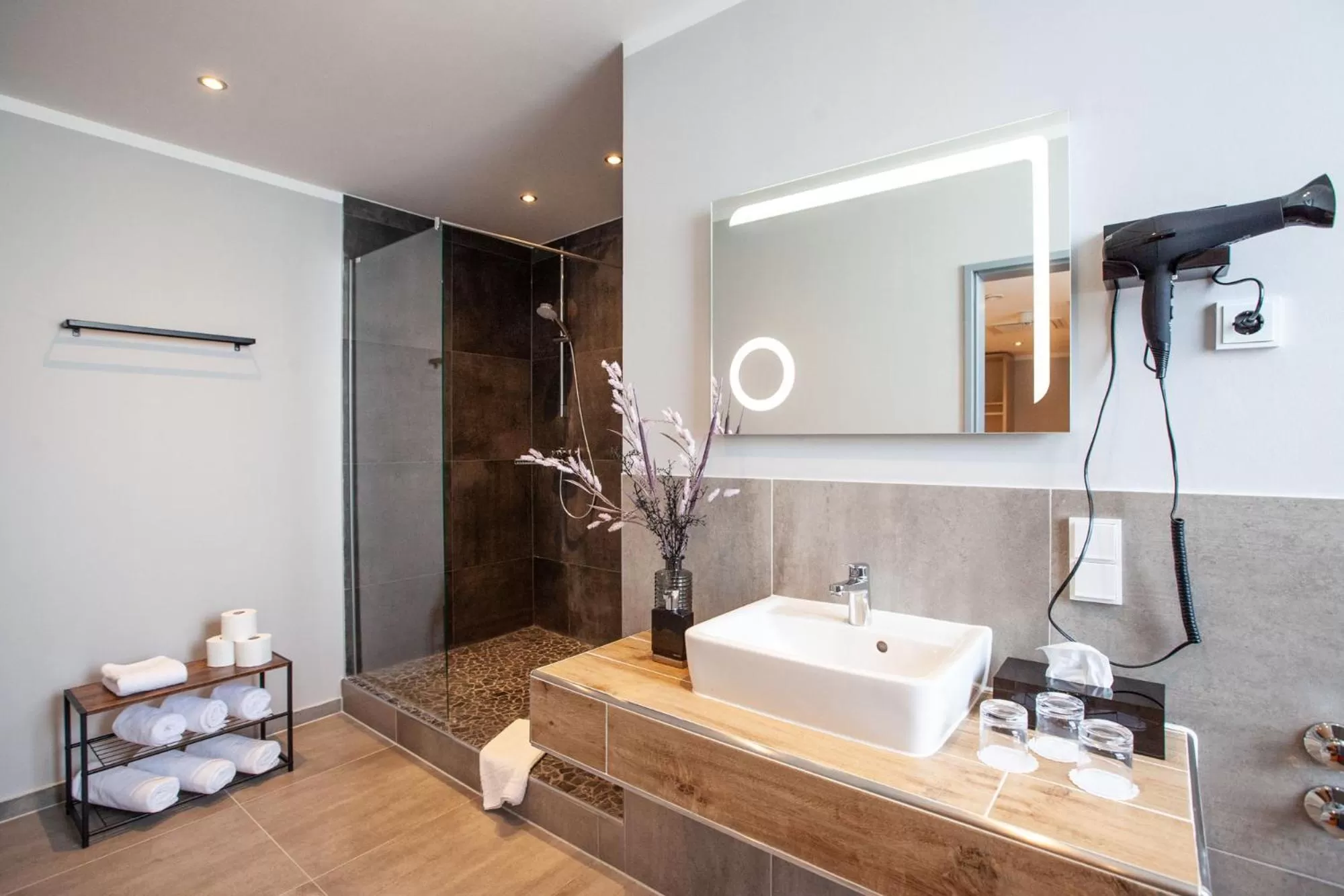 Bathroom in Elens Hotel