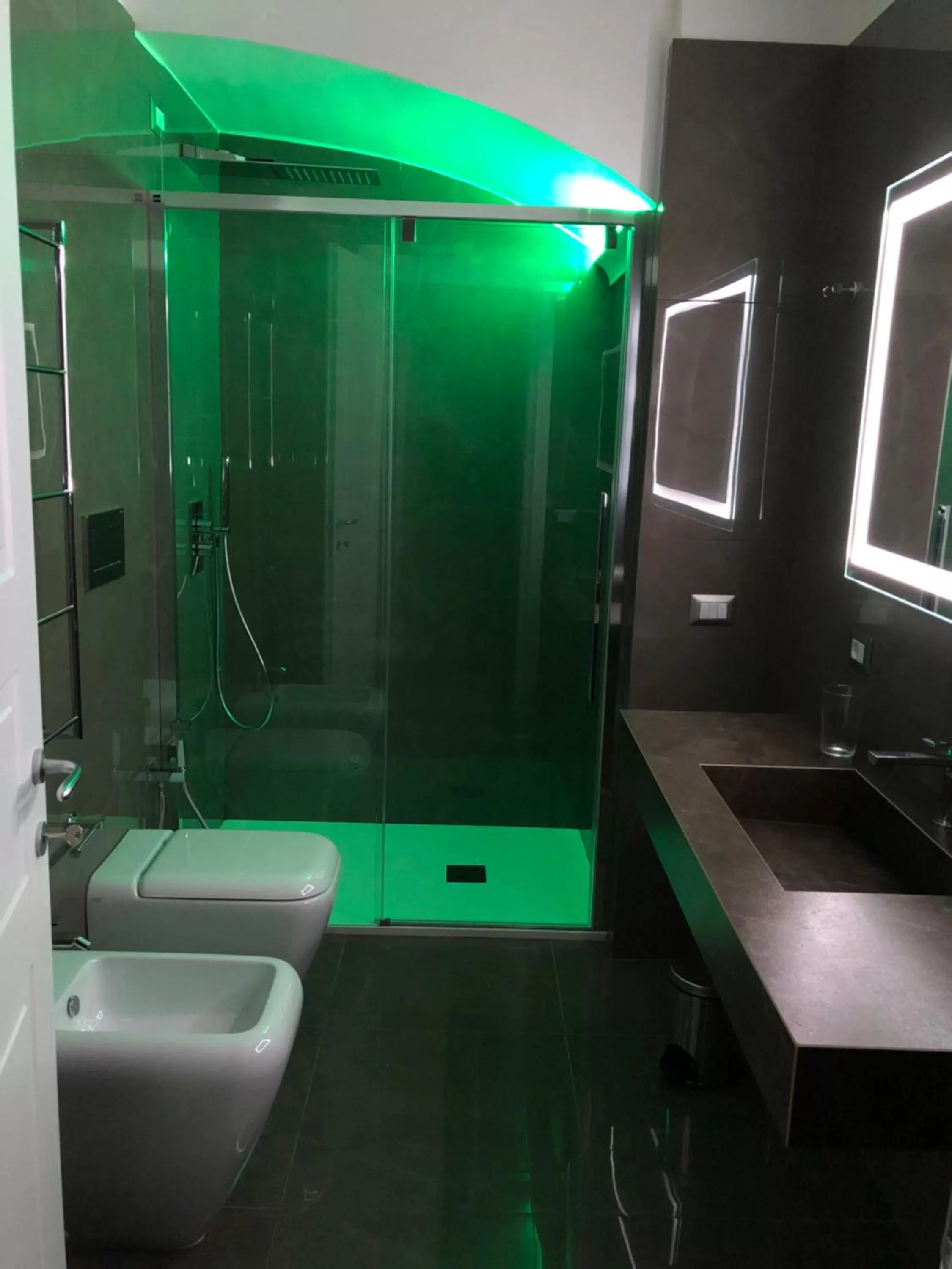 Bathroom in Caruso Place Luxury Rooms & Suites