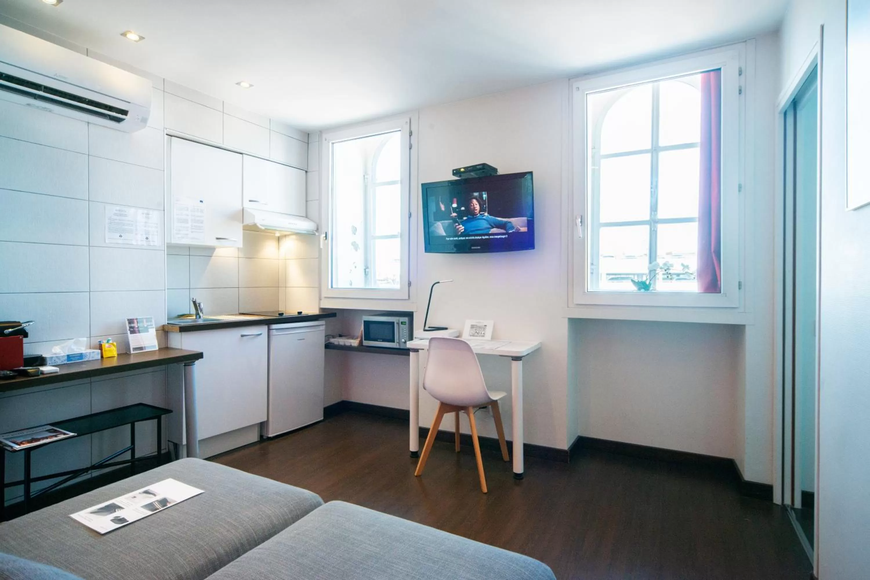 Kitchen or kitchenette, Bed in Residence Metropole Toulouse