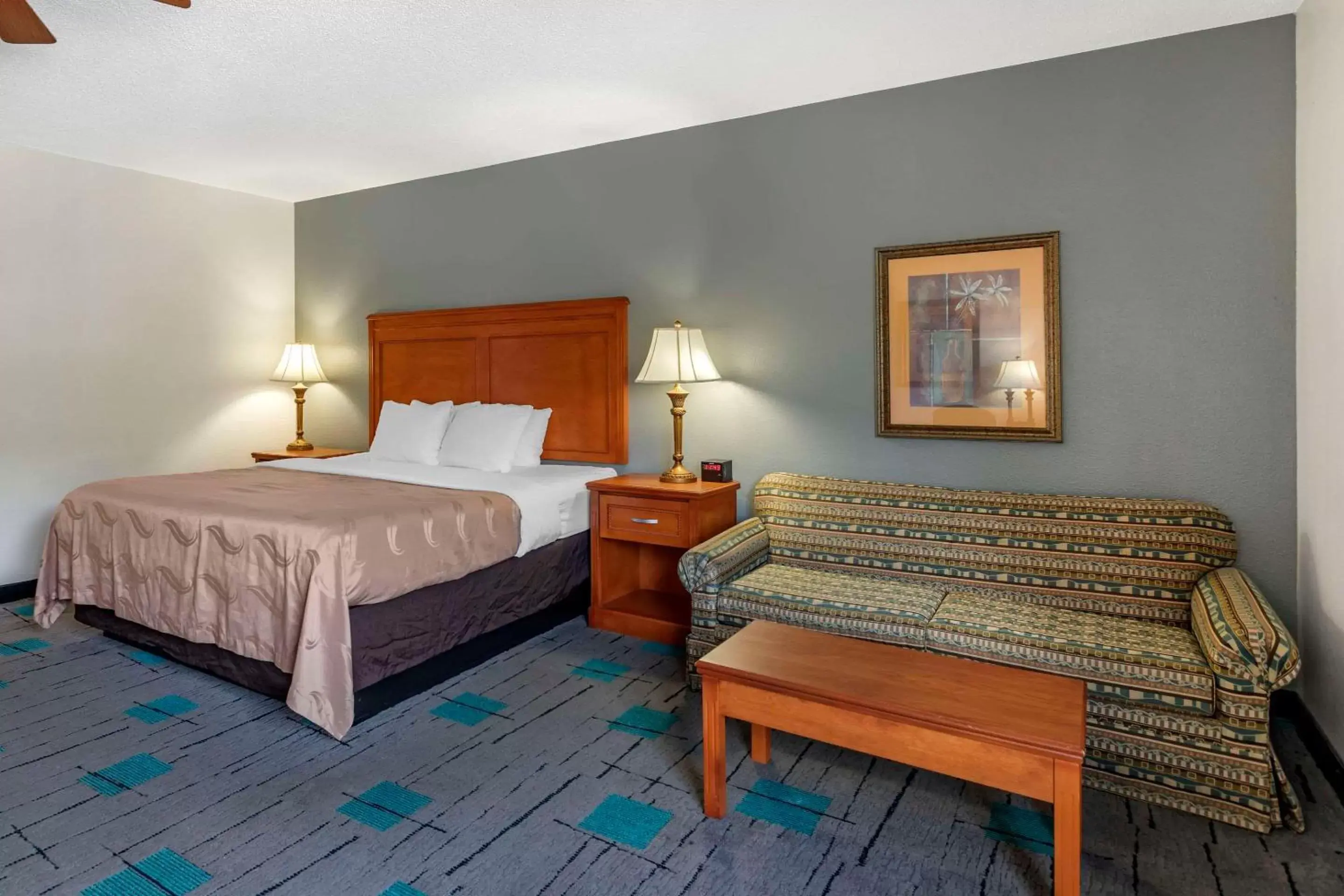 King Suite - Non-Smoking in Quality Inn & Suites Chattanooga West near Lookout Mountain King Suite - Non-Smoking in Quality Inn & Suites Chattanooga West near Lookout Mountain