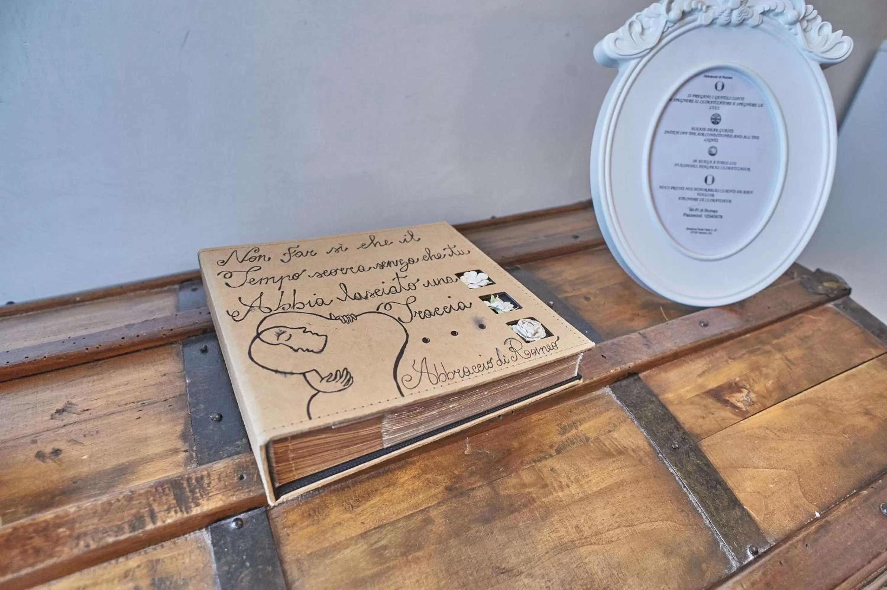 Decorative detail in Abbraccio di Romeo