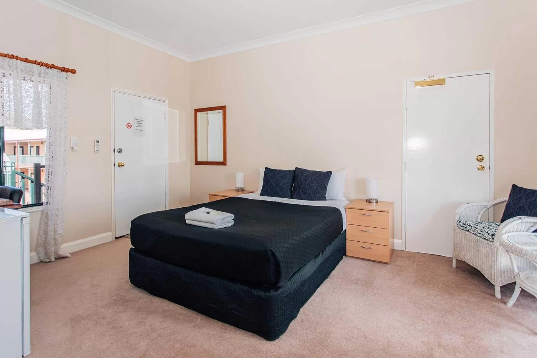 Bedroom, Bed in Settlers Hotel York