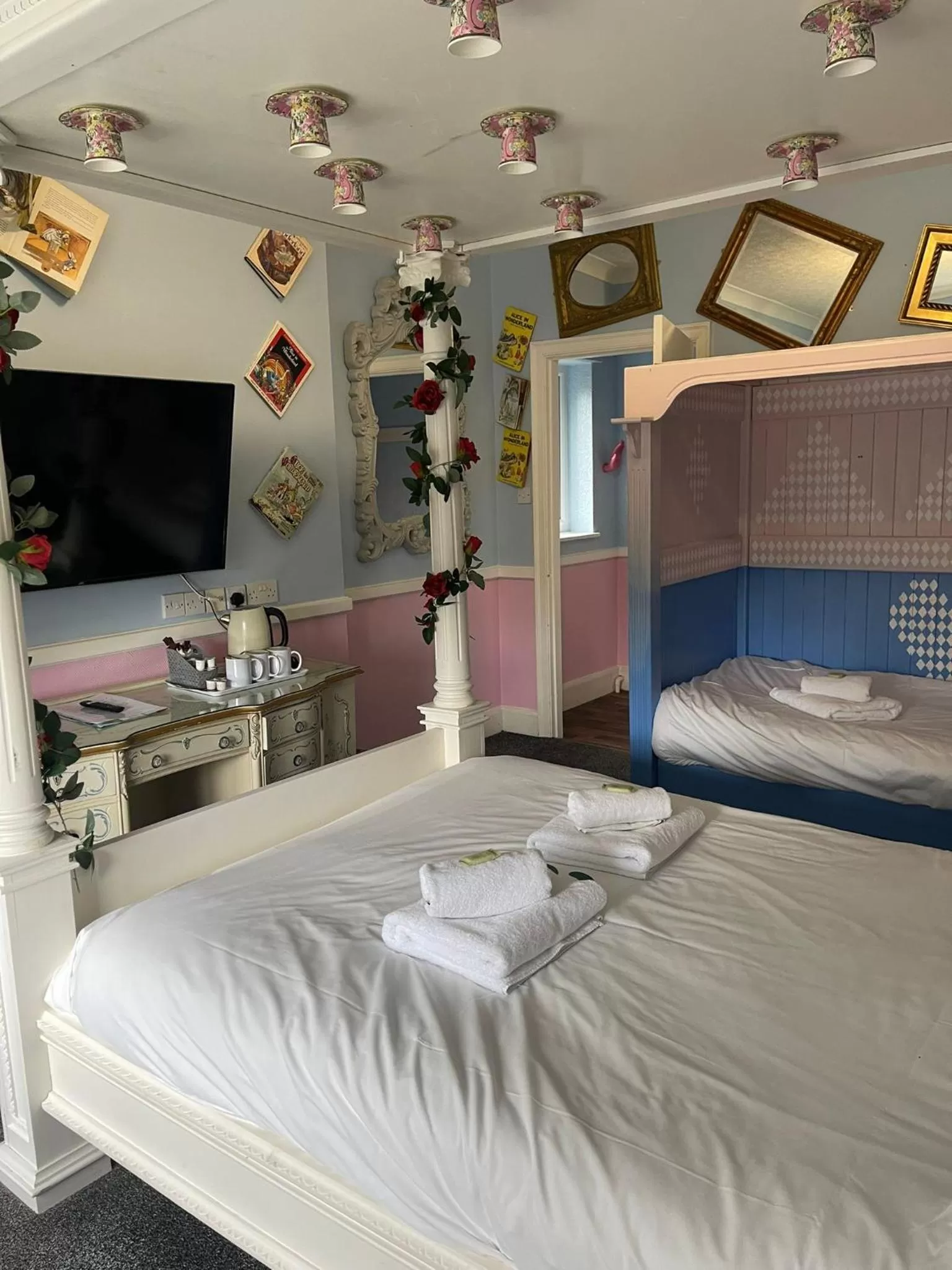 TV and multimedia in Hatters Hotel