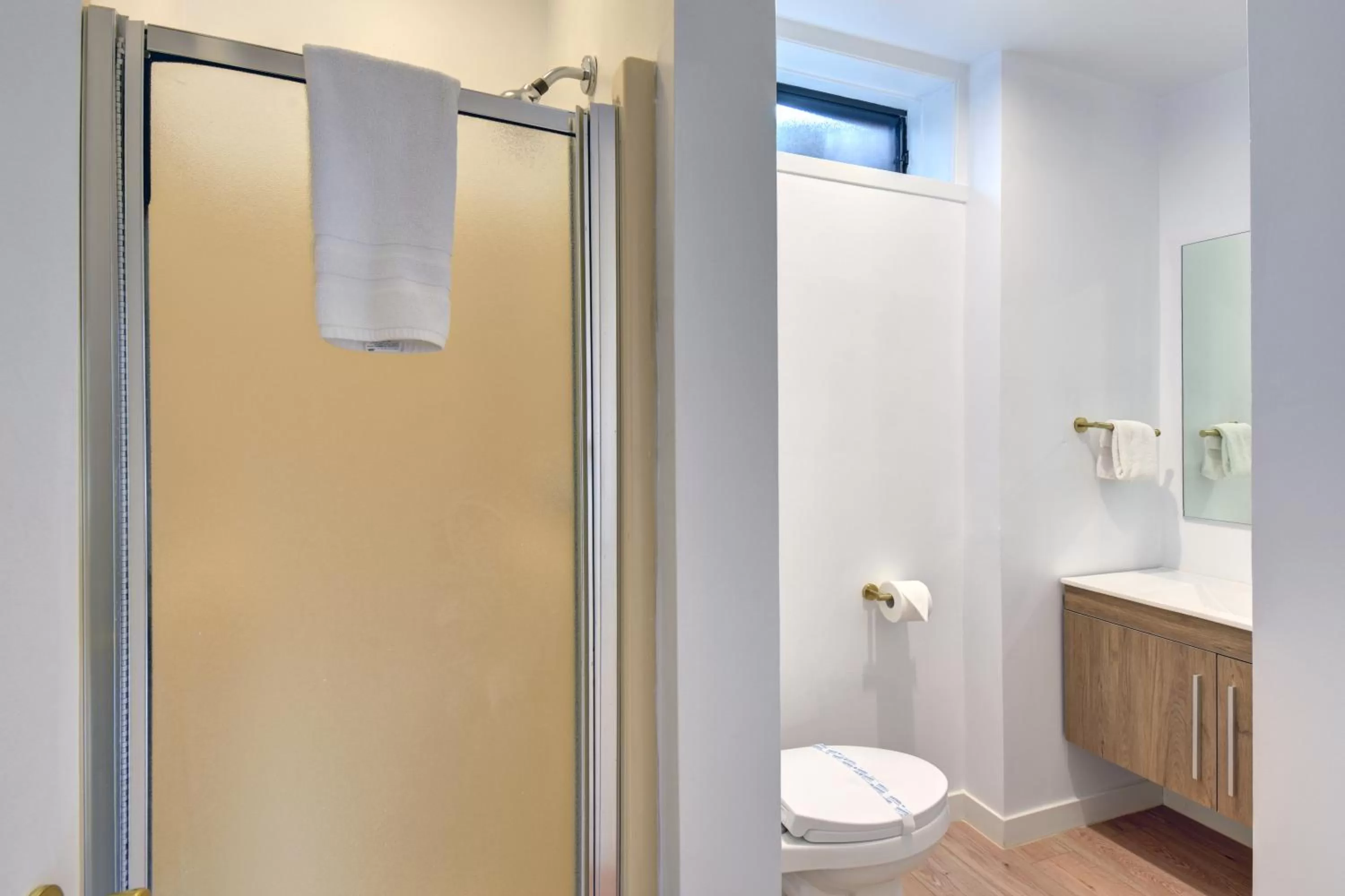 Shower in Hotel Le Petit Lac Sainte-Adèle