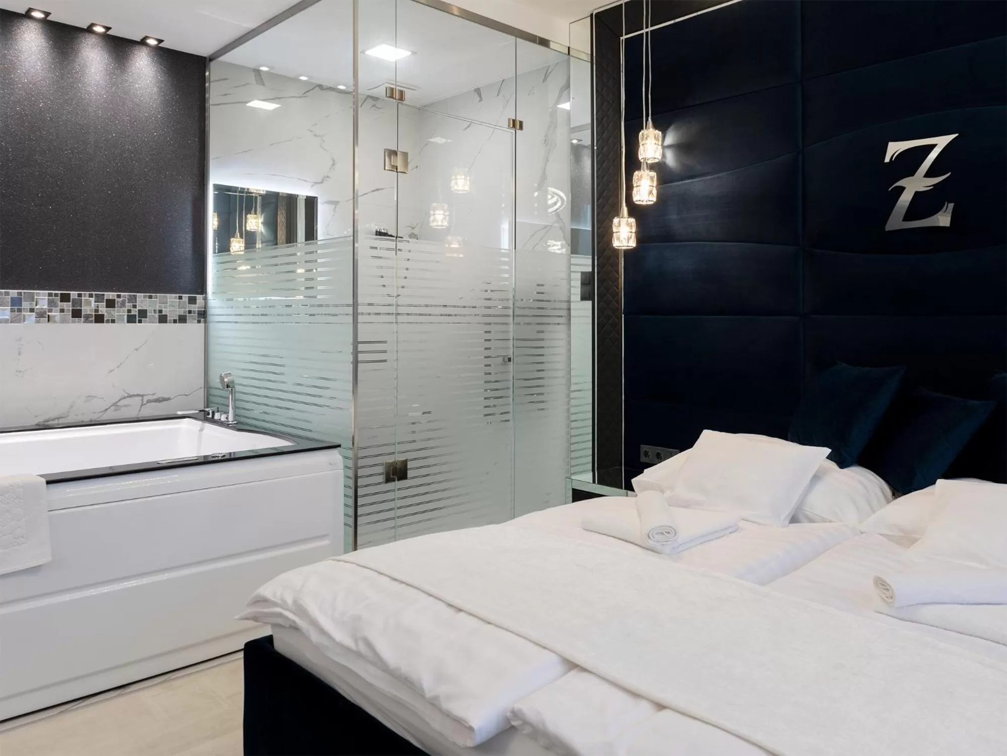 Shower, Bed in Z Rooms Boutique Smart Hotel, személyzet nélkül