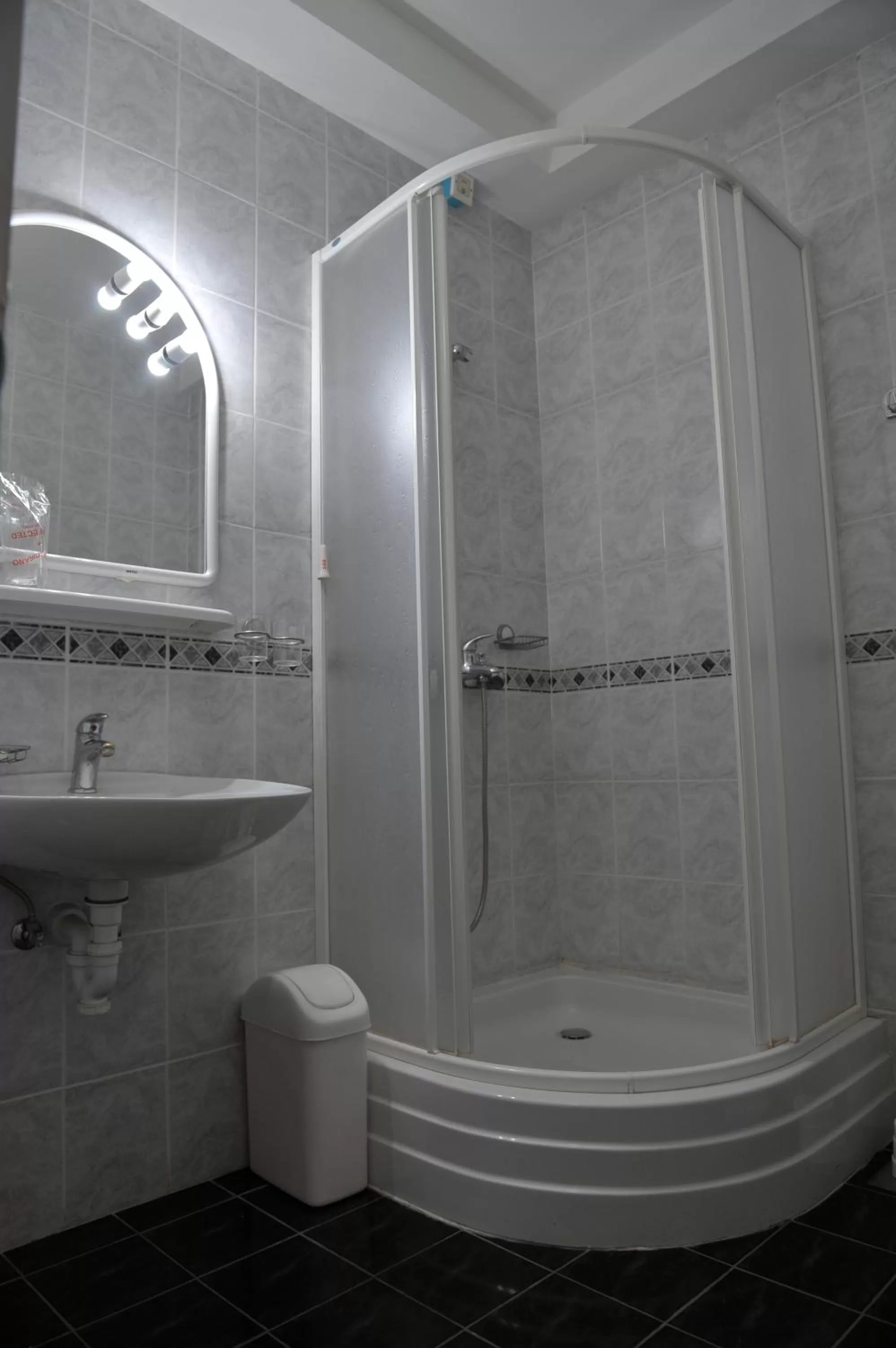 Shower, Bathroom in Hotel Fontana