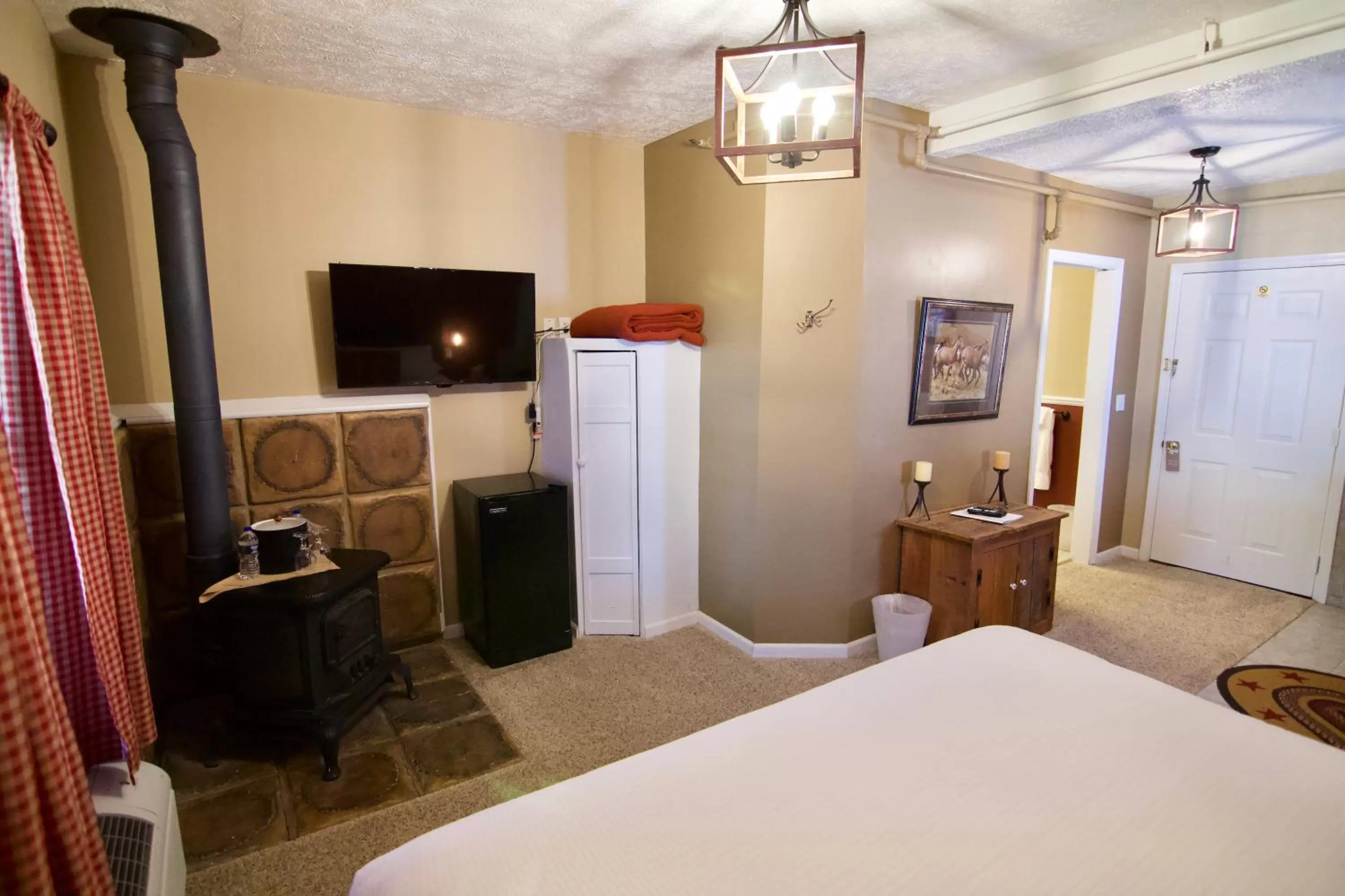 TV/Entertainment Center in Hotel Frankfort & Restaurant