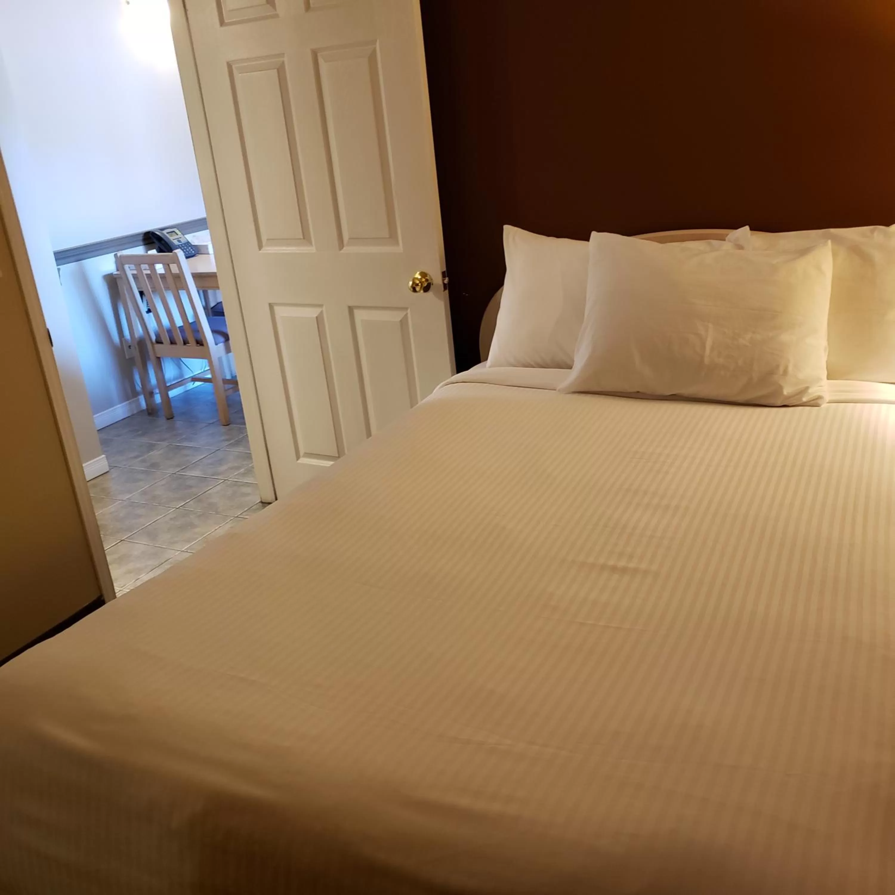 Bed in Shemron Suites Hotel