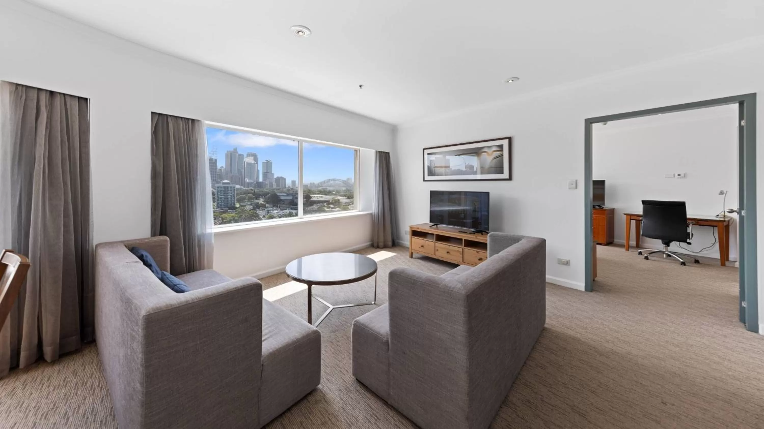 Photo of the whole room in Holiday Inn Sydney Potts Point