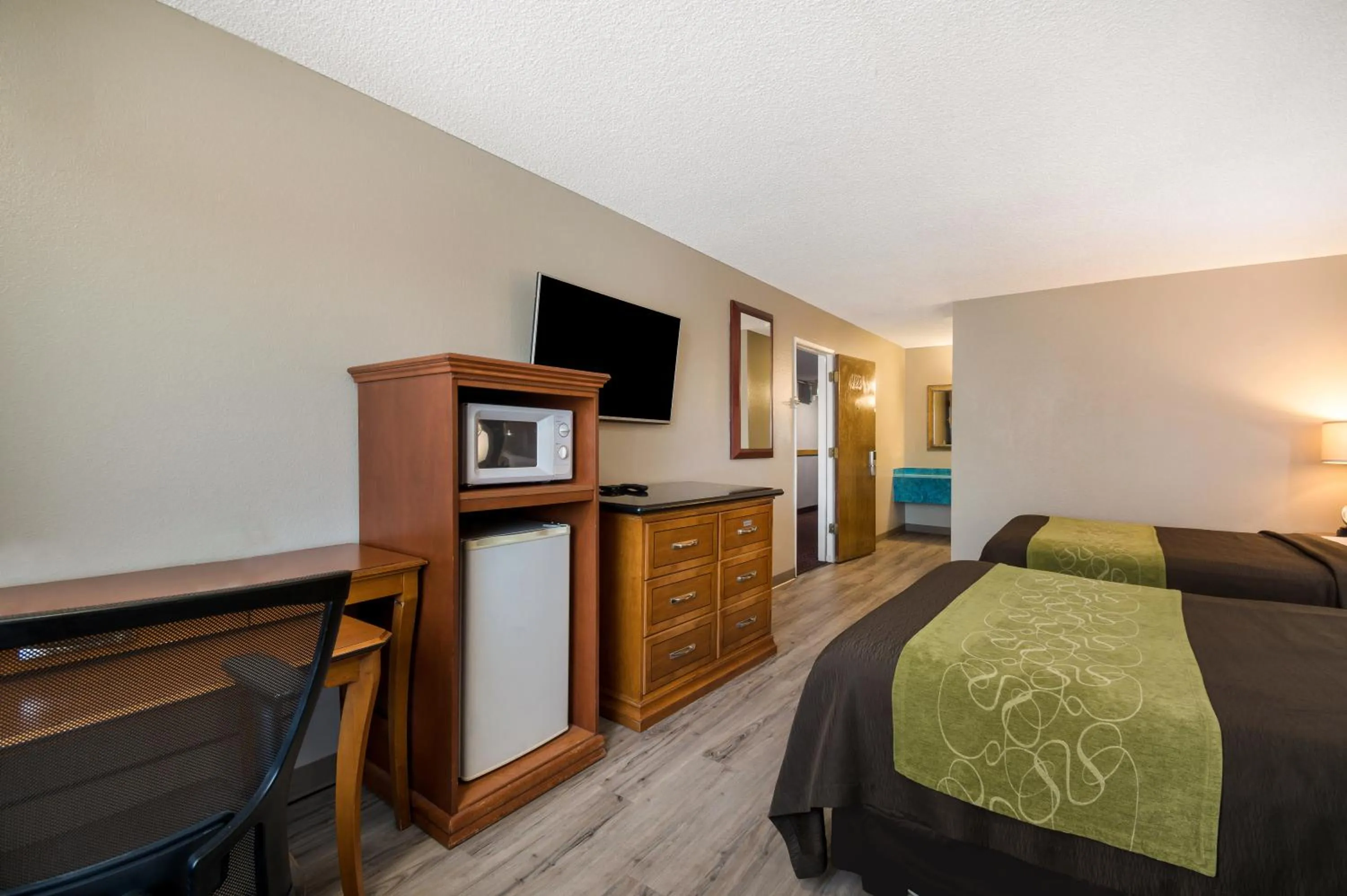 Bed in Rodeway Inn & Suites Portland West - Beaverton